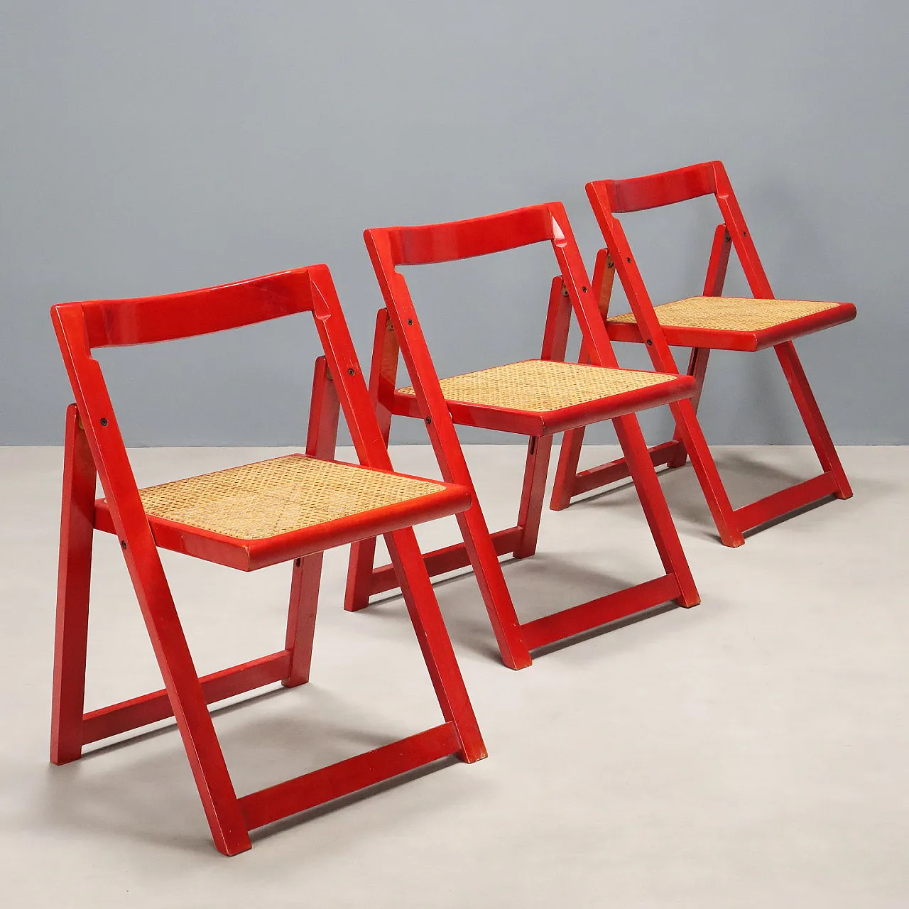 3 Sedie pieghevoli in legno laccato e sedile in paglia di Vienna, '900 1