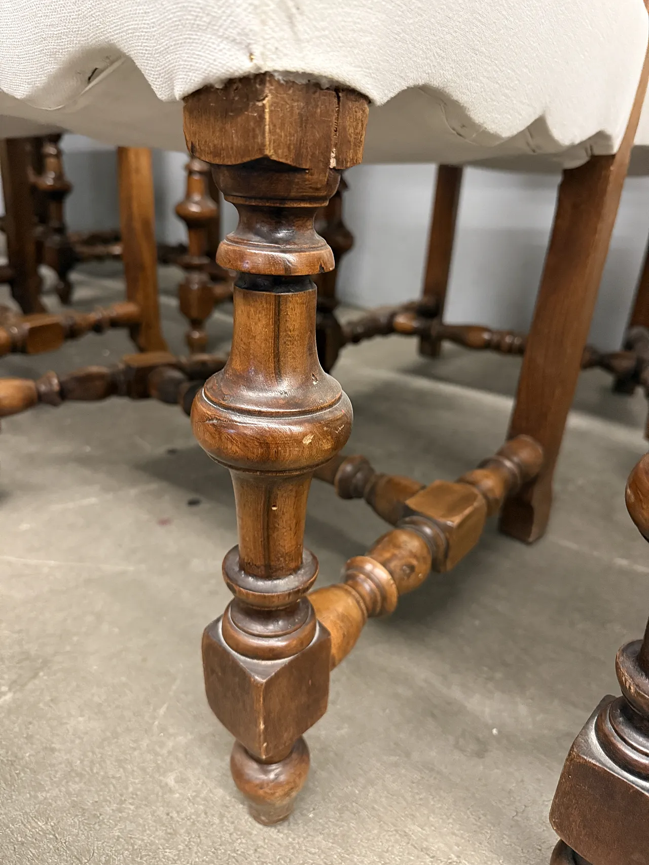 8 walnut chairs with white fabric padding, 19th century 9