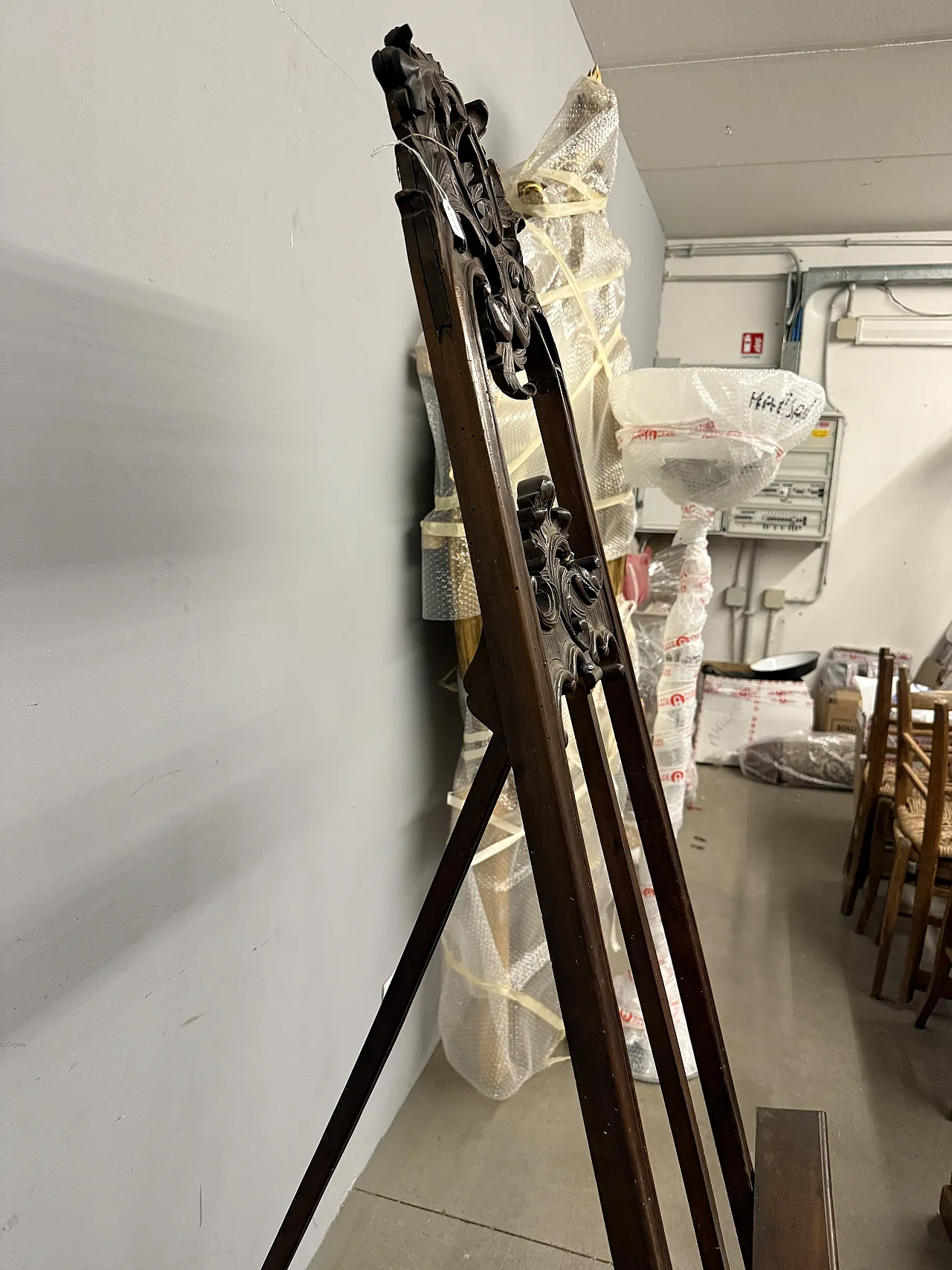 Liberty painter's easel in carved walnut, 20th century 8