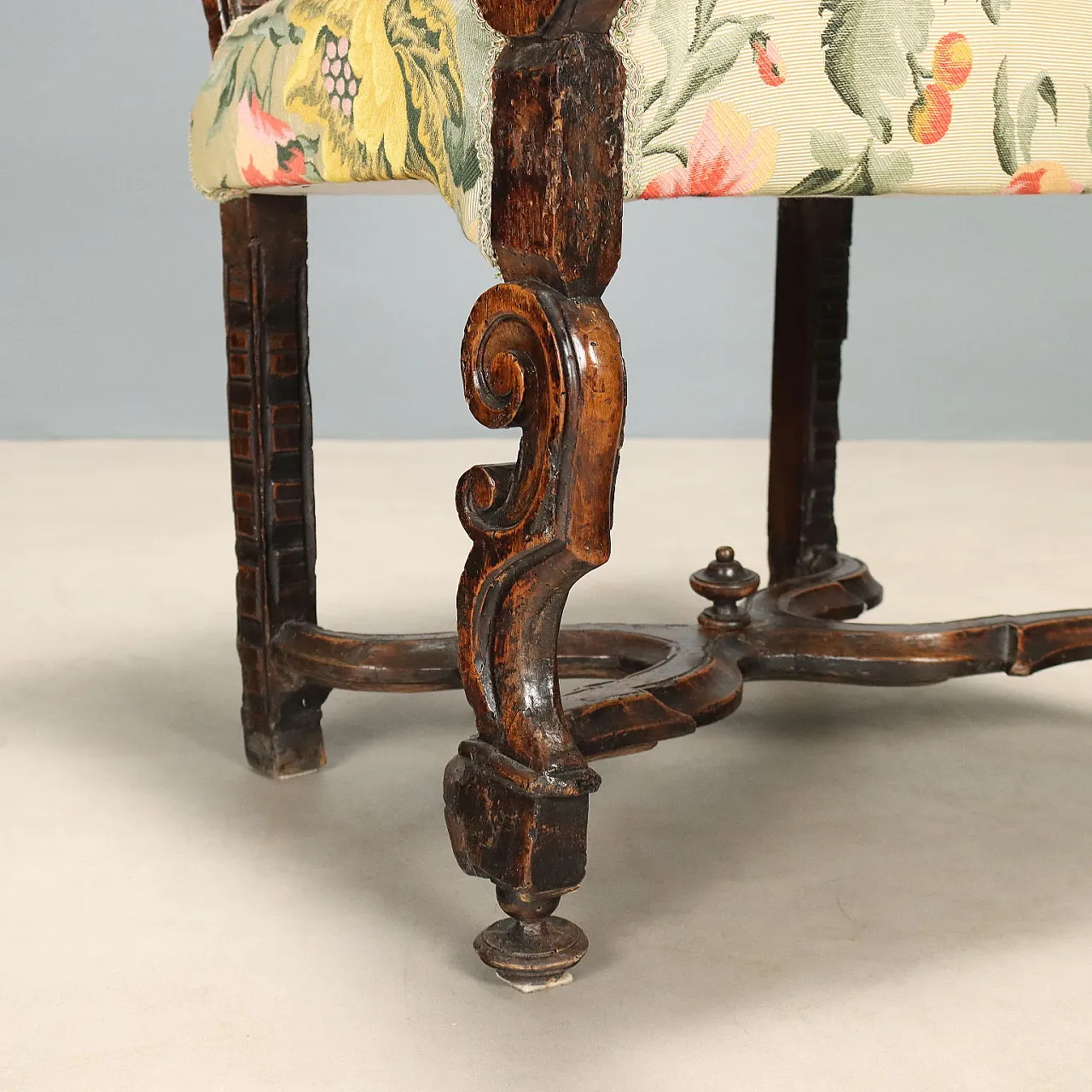 Baroque armchair in walnut, early 18th century 5