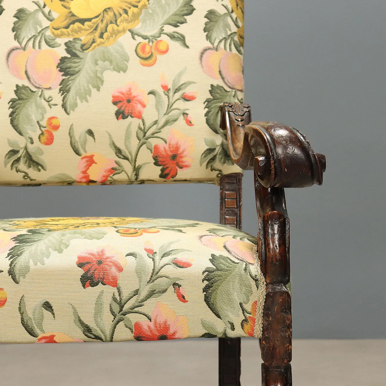 Baroque armchair in walnut, early 18th century 6