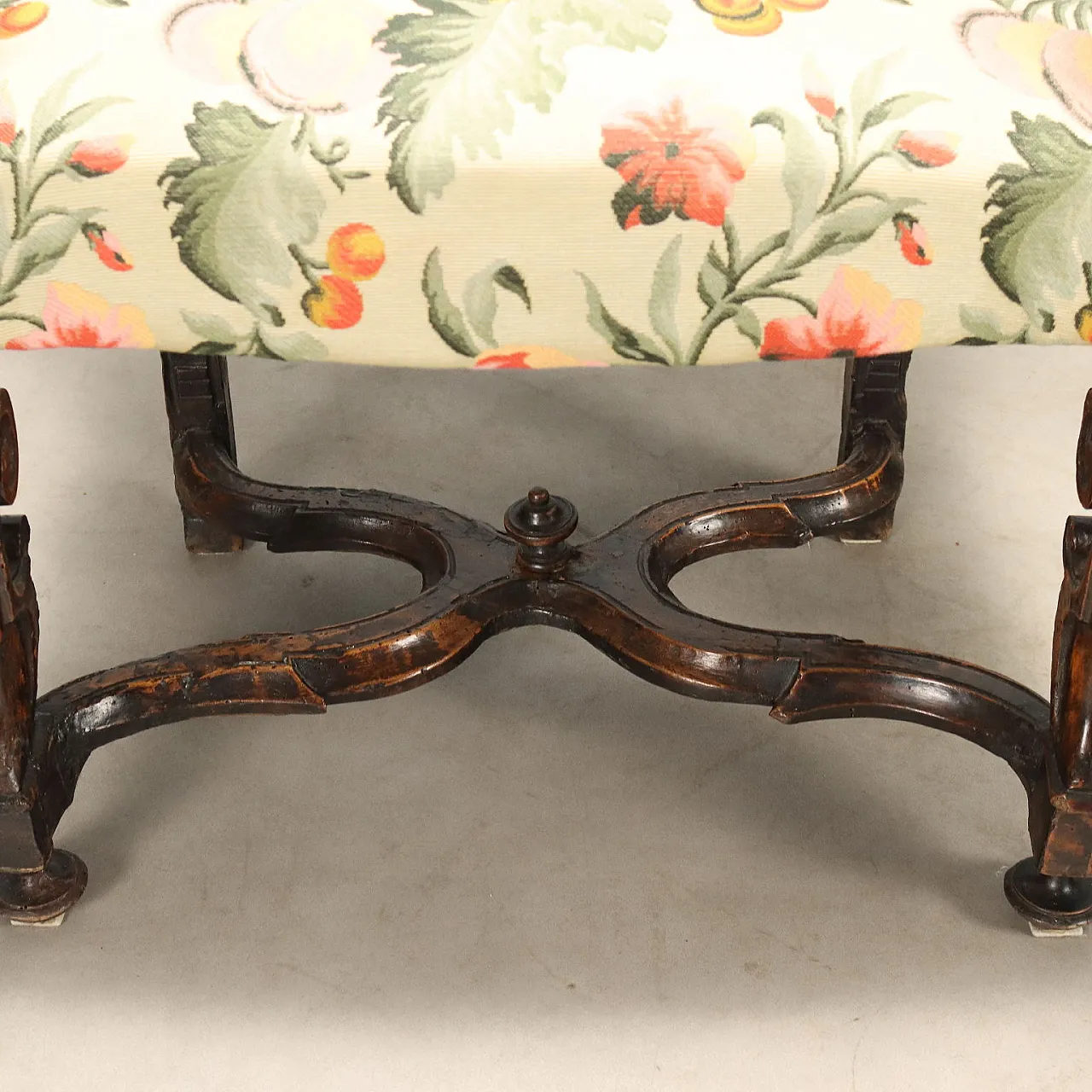 Baroque armchair in walnut, early 18th century 7