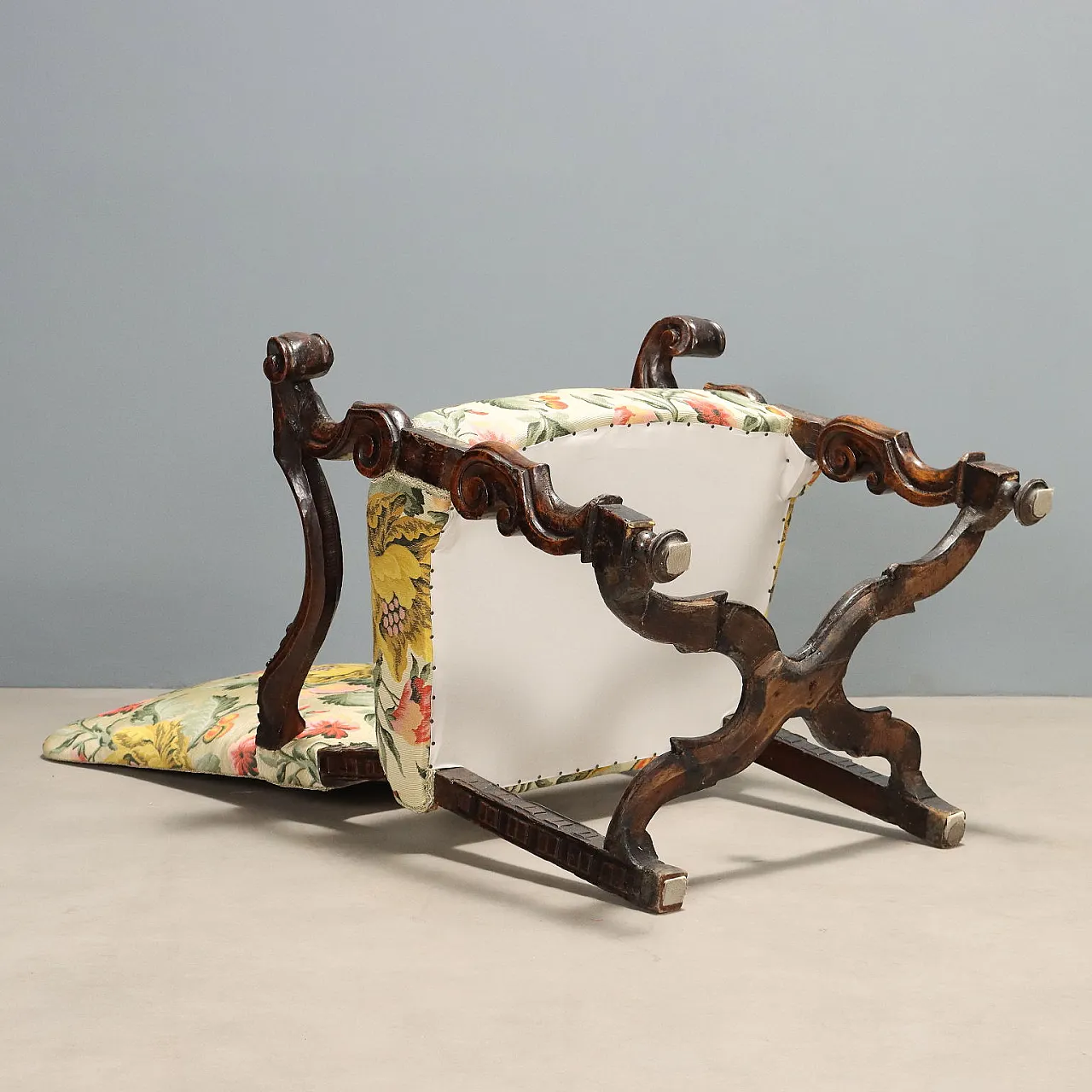 Baroque armchair in walnut, early 18th century 10