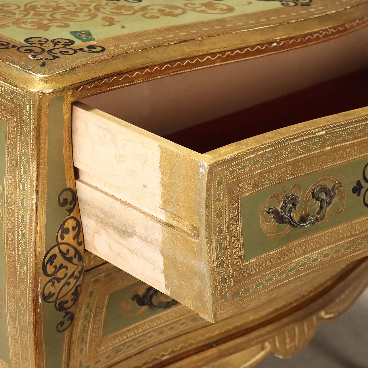 Cassettone in legno laccato e dipinto, '900 3