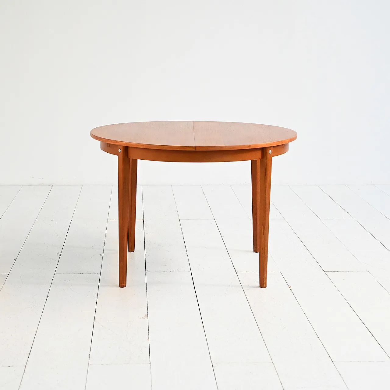 Round extendable Scandinavian teak table, 1960s 1