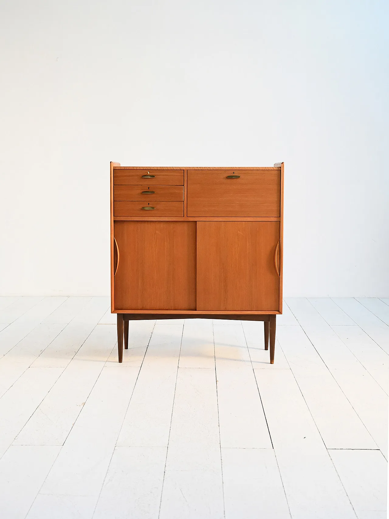 Cabinet danese con maniglie in ottone, anni ’50 1