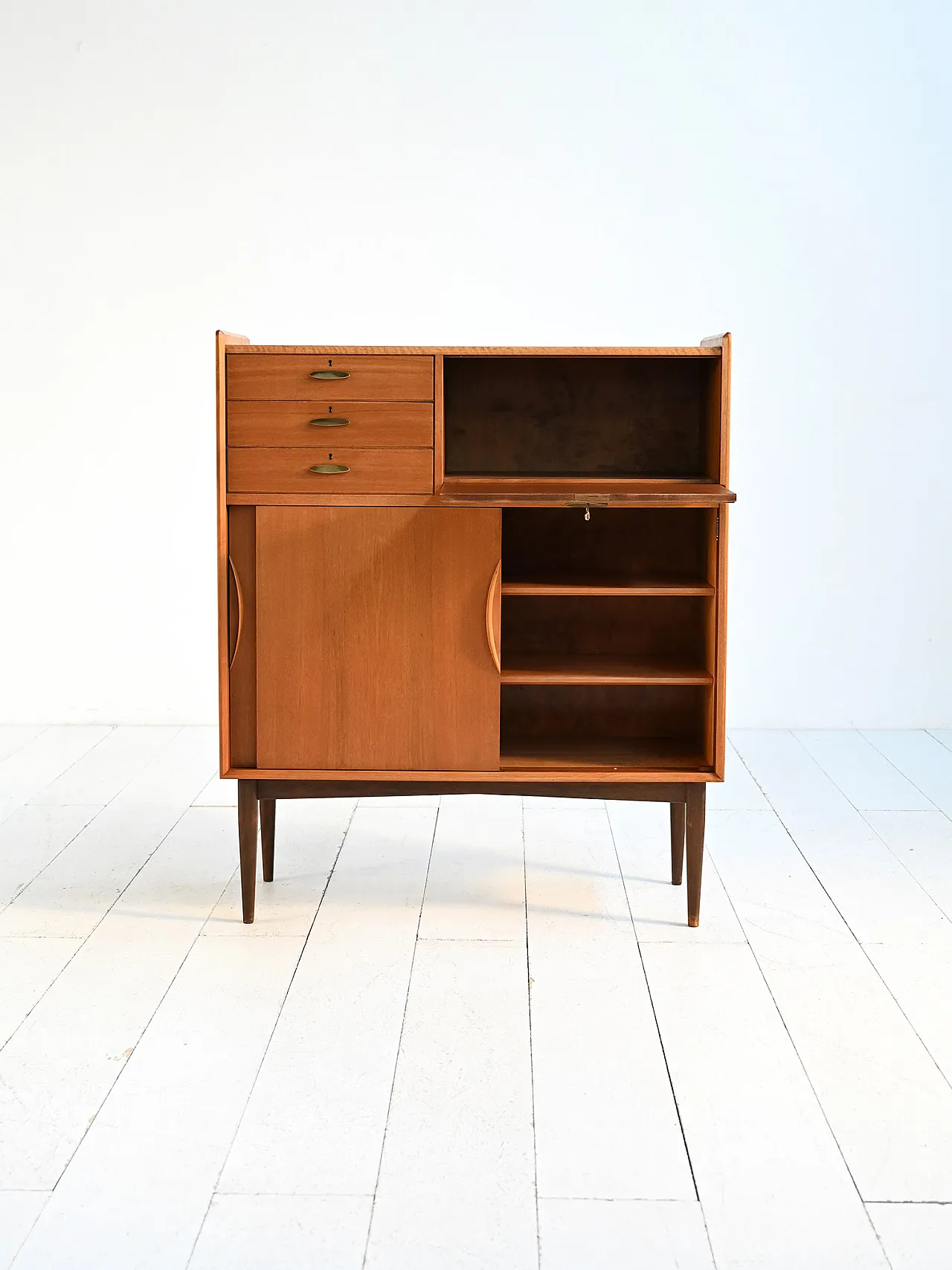 Cabinet danese con maniglie in ottone, anni ’50 2