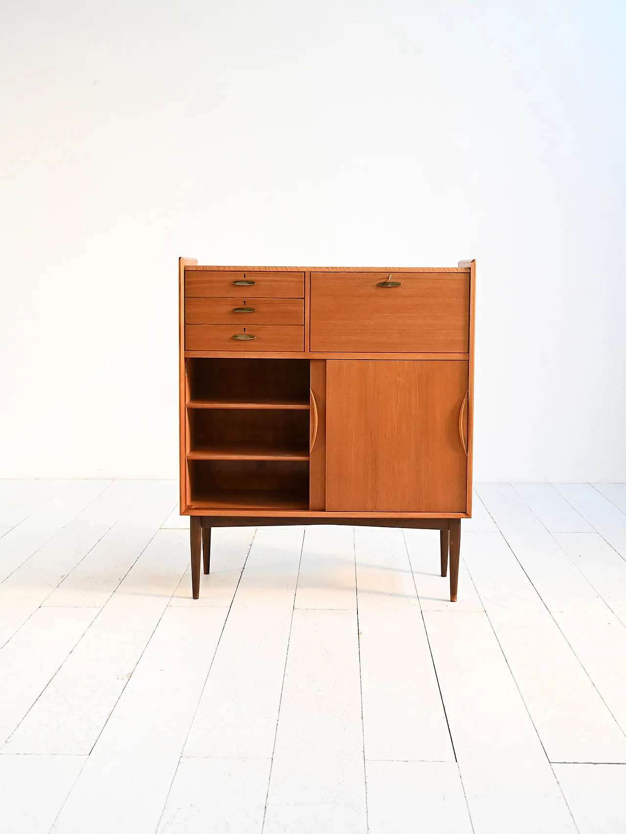 Cabinet danese con maniglie in ottone, anni ’50 3