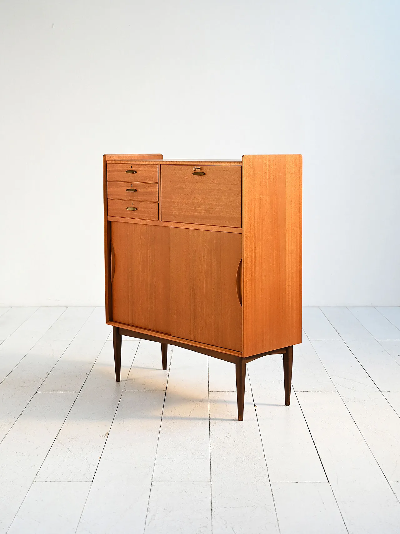 Cabinet danese con maniglie in ottone, anni ’50 4
