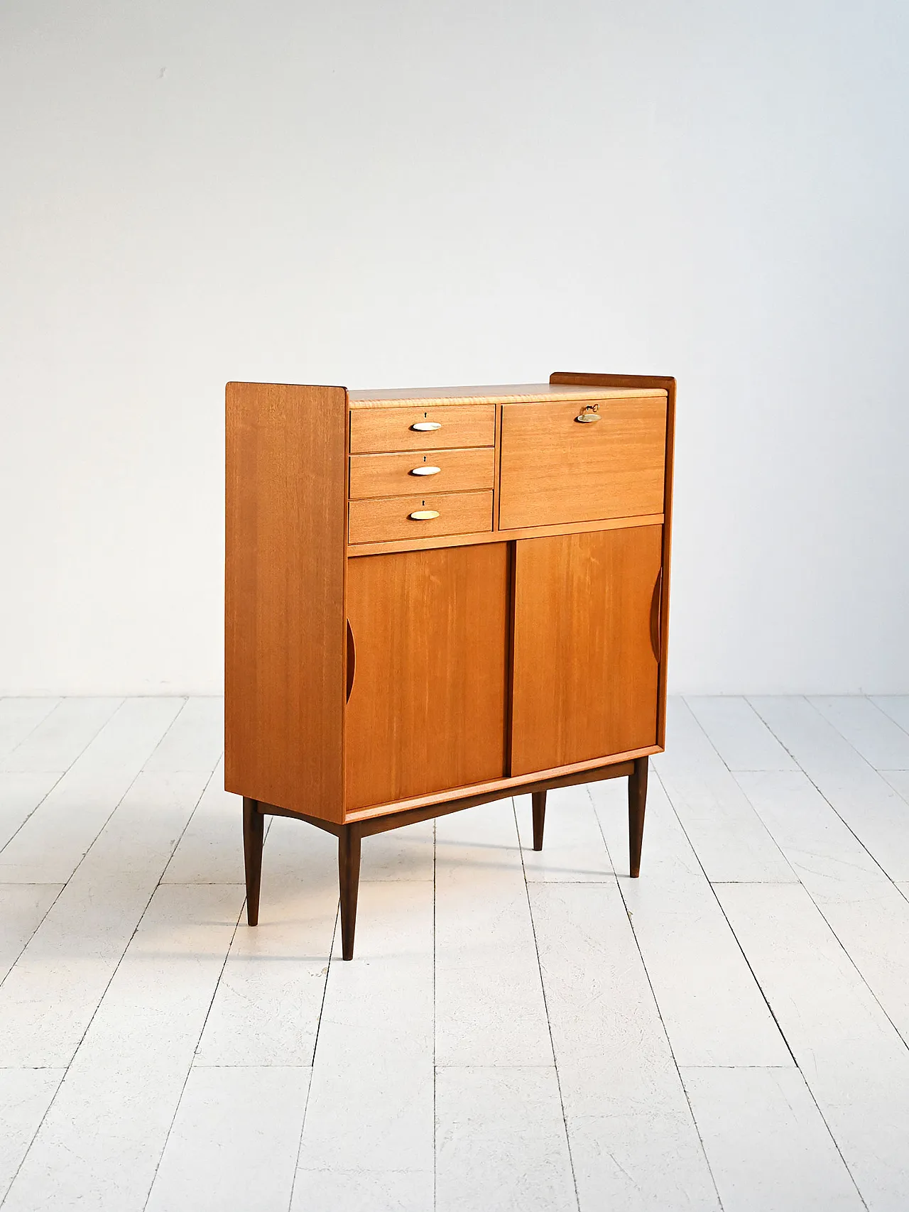 Cabinet danese con maniglie in ottone, anni ’50 5