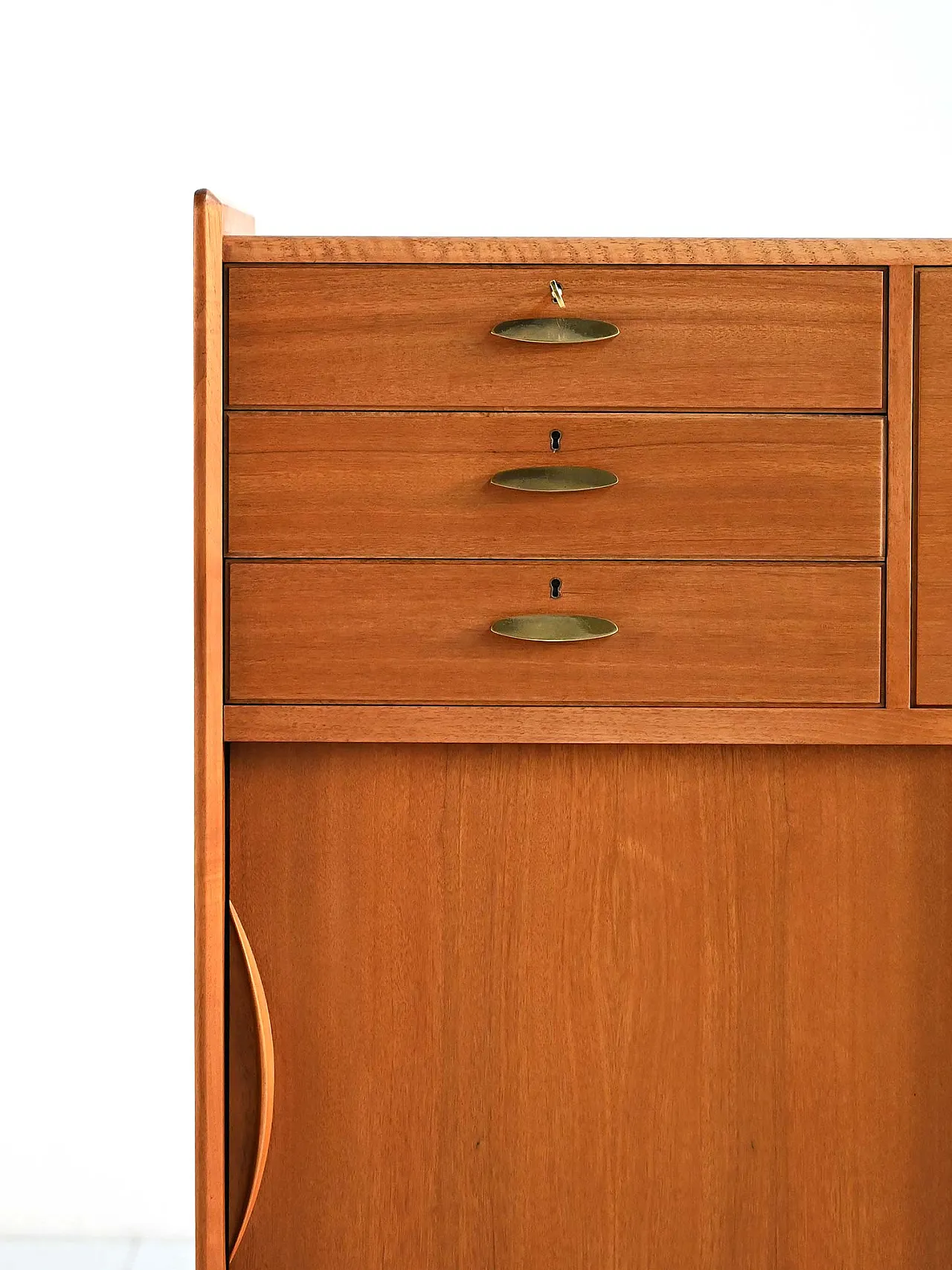 Cabinet danese con maniglie in ottone, anni ’50 6
