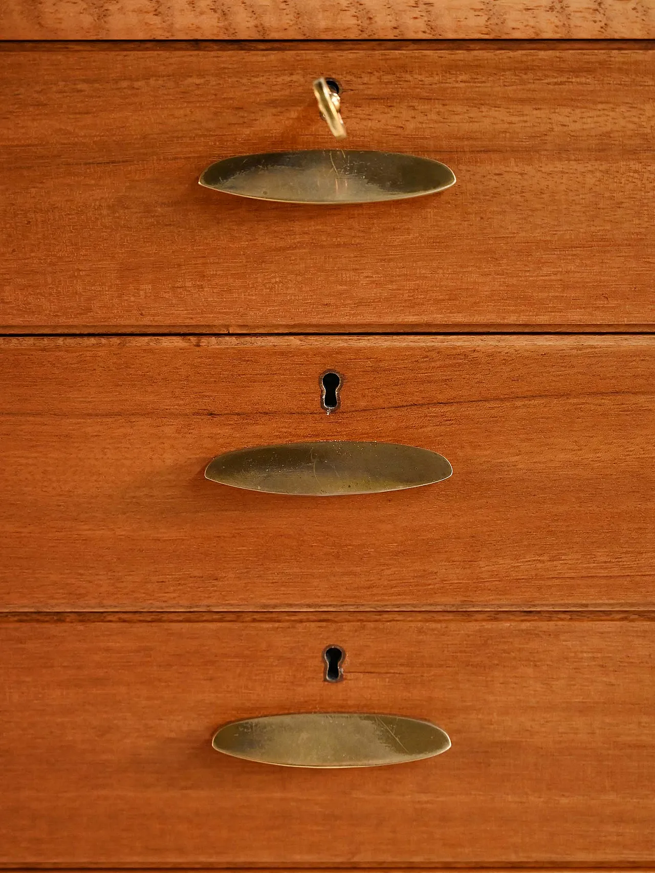 Cabinet danese con maniglie in ottone, anni ’50 7