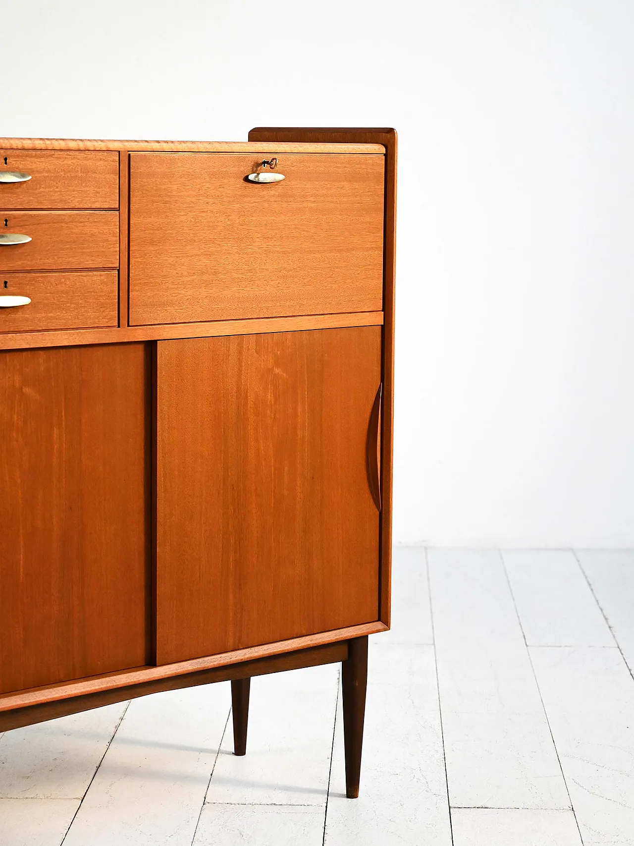 Cabinet danese con maniglie in ottone, anni ’50 8