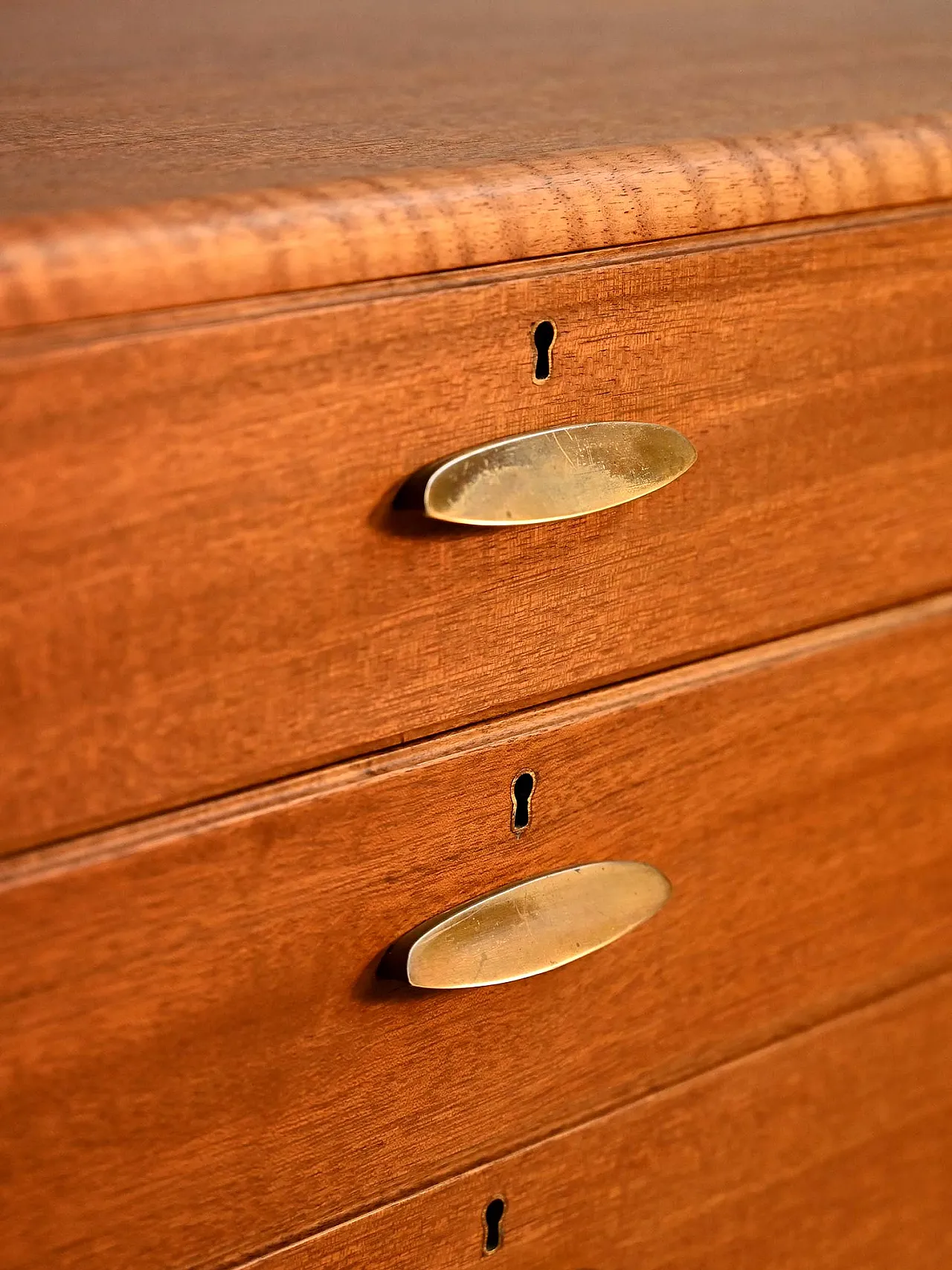 Cabinet danese con maniglie in ottone, anni ’50 9