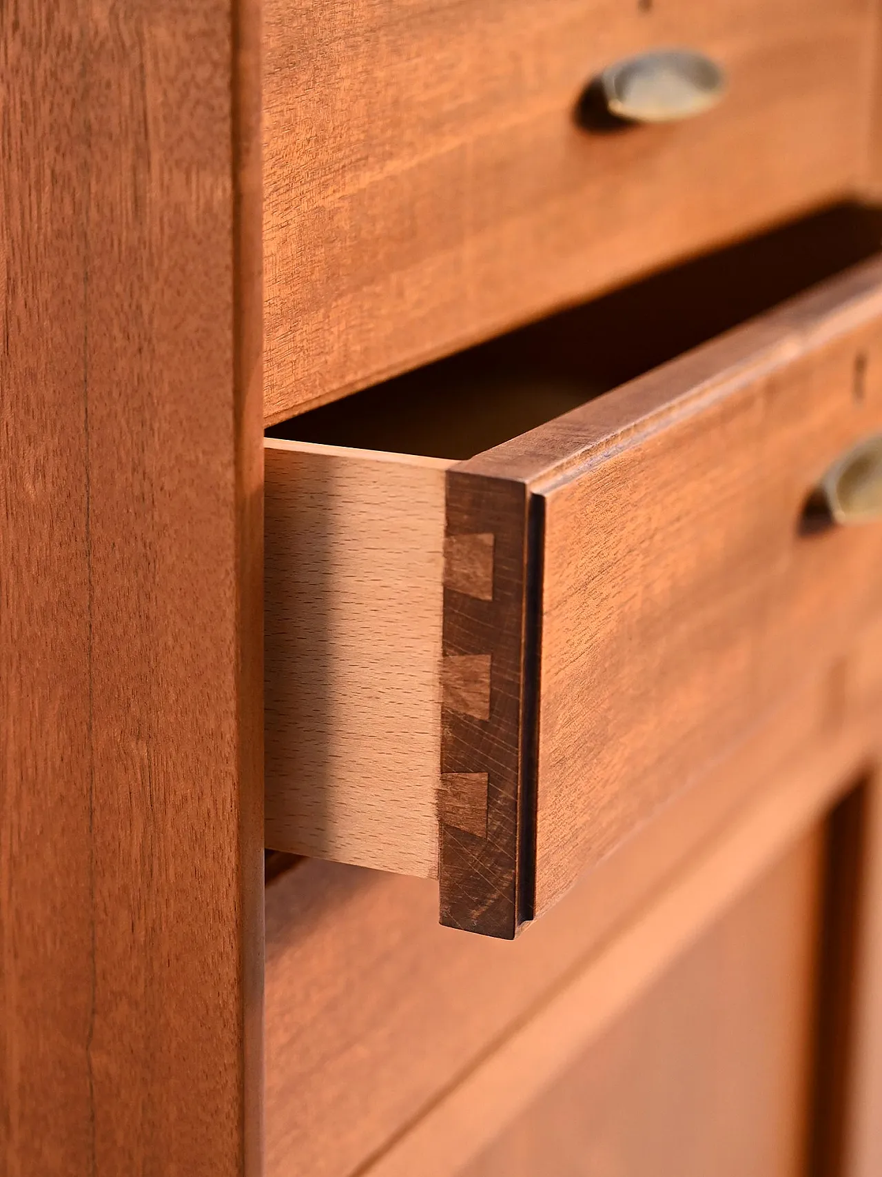 Cabinet danese con maniglie in ottone, anni ’50 10