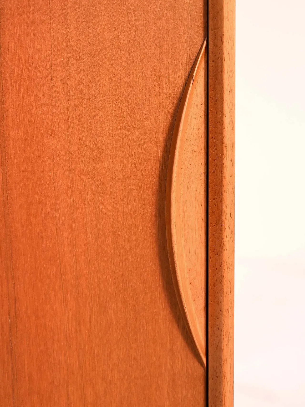 Cabinet danese con maniglie in ottone, anni ’50 11