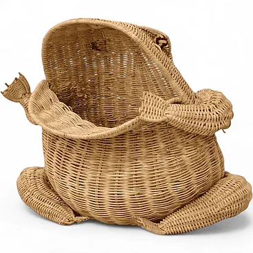 Cestino portariviste a rana in rattan intrecciato
