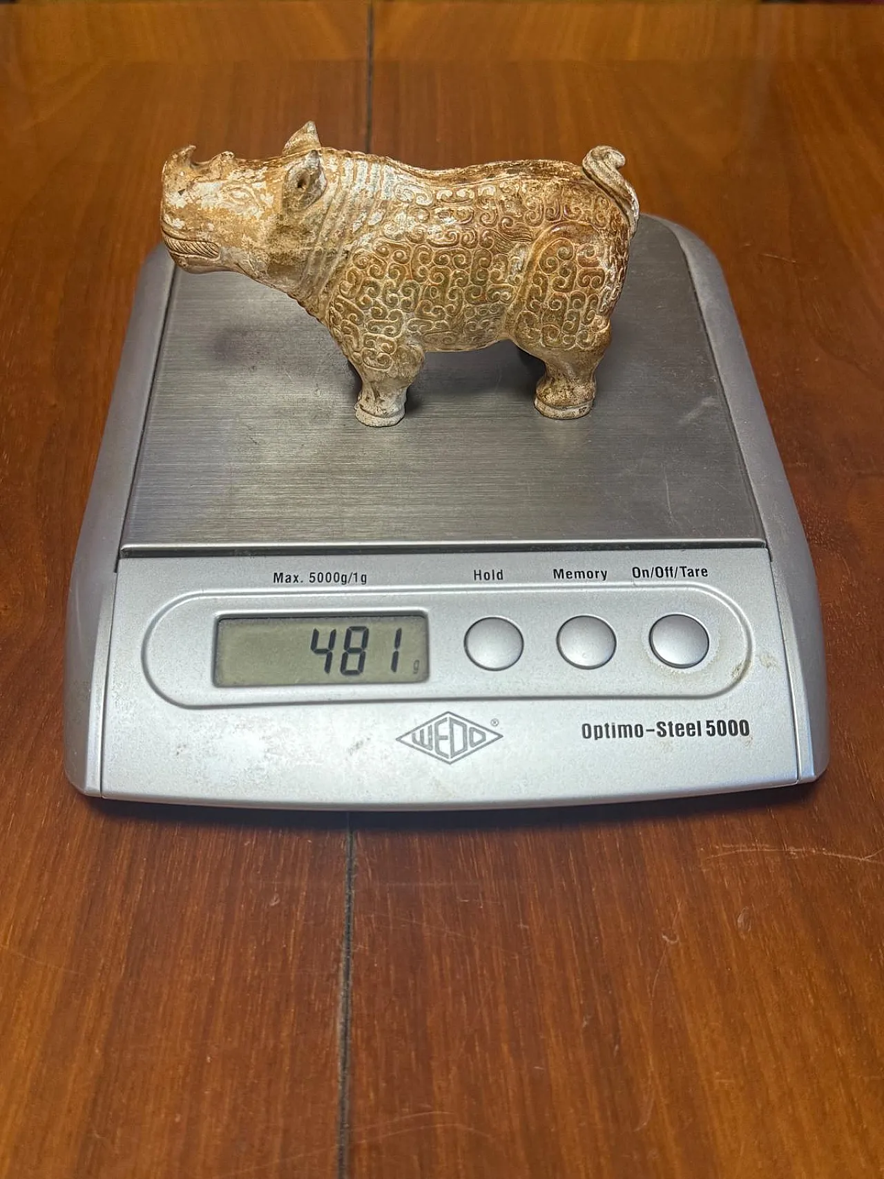 Figura cinese di rinoceronte in giada bianca, patina naturale, '600 12