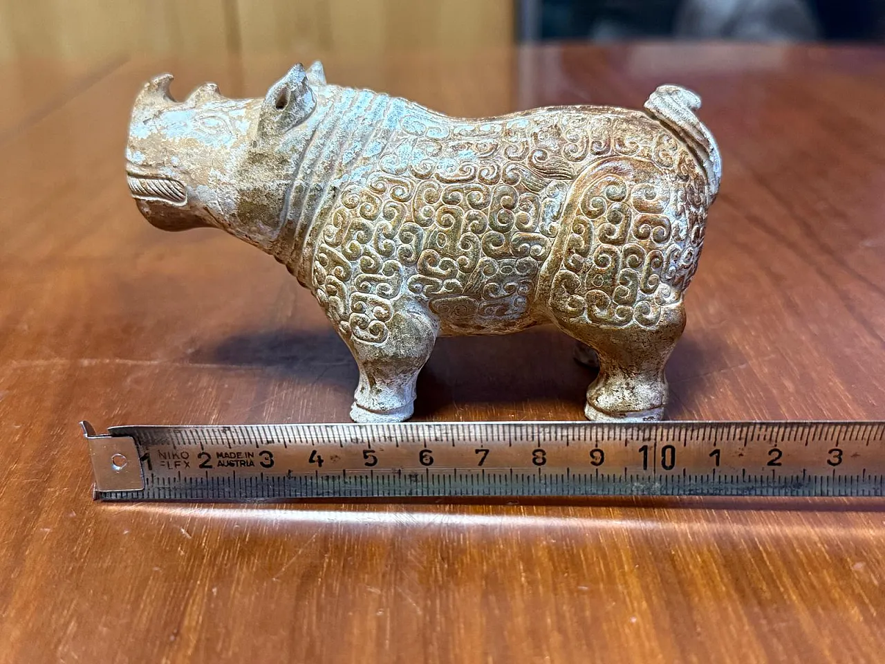 Figura cinese di rinoceronte in giada bianca, patina naturale, '600 13