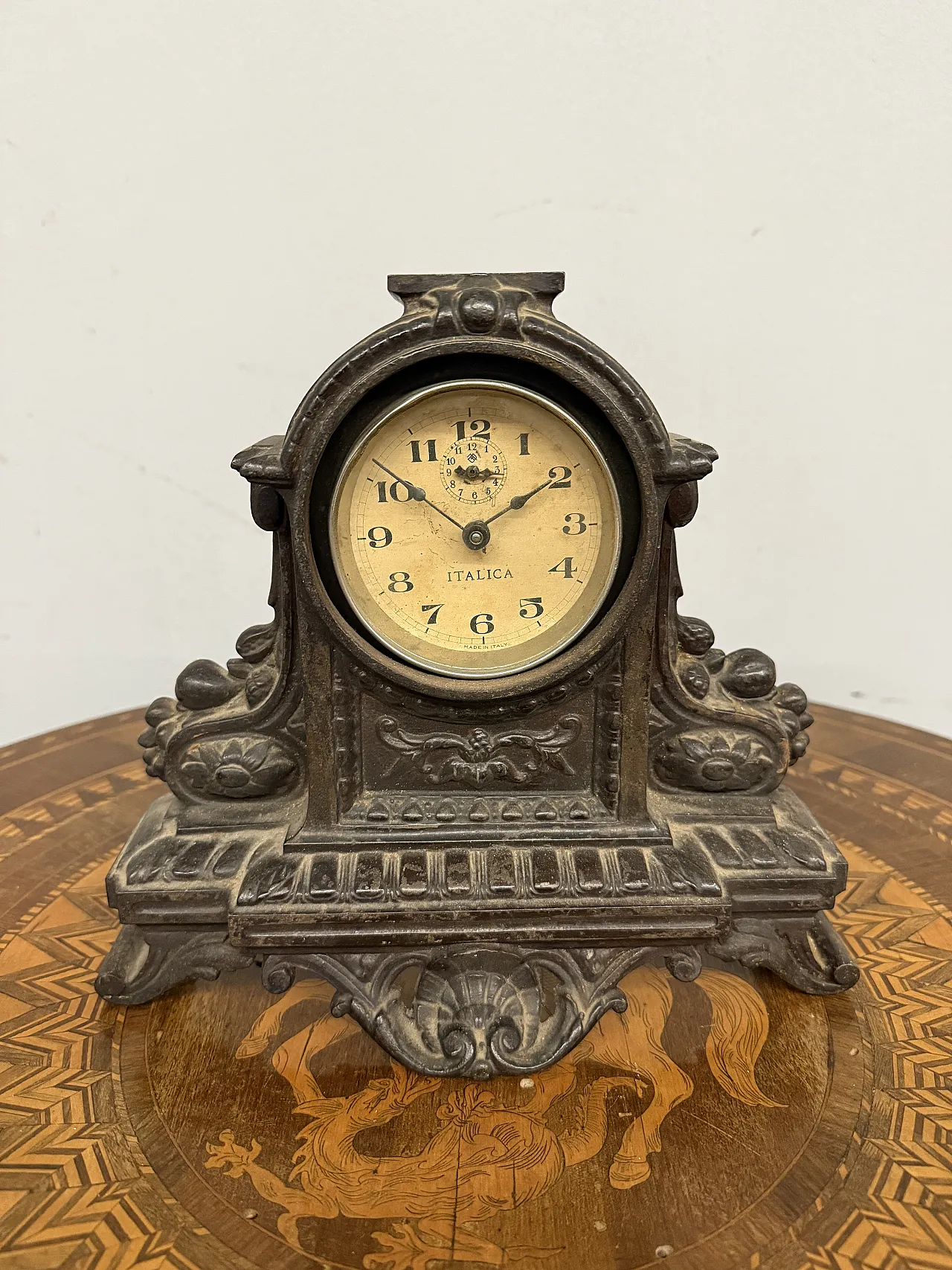 Mantel clock in cast iron, 1940s 1