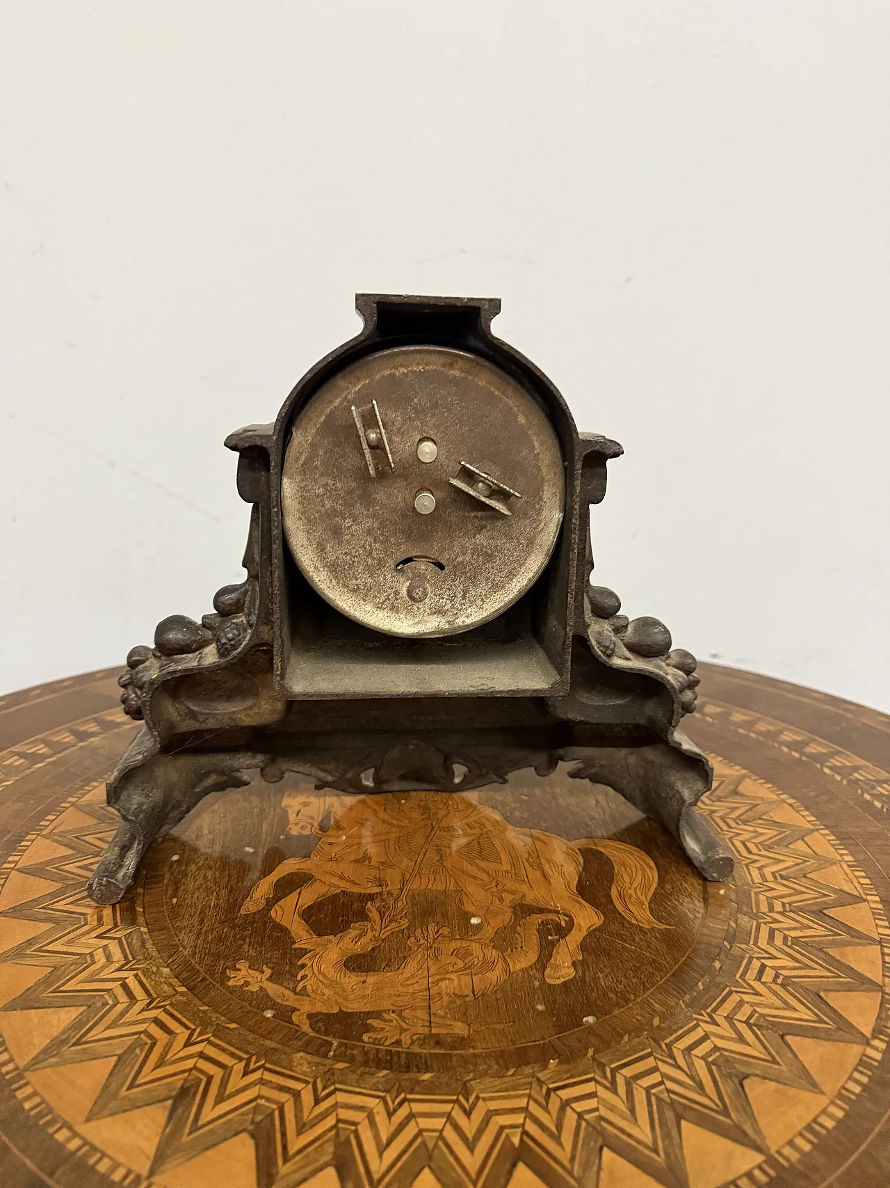 Mantel clock in cast iron, 1940s 2