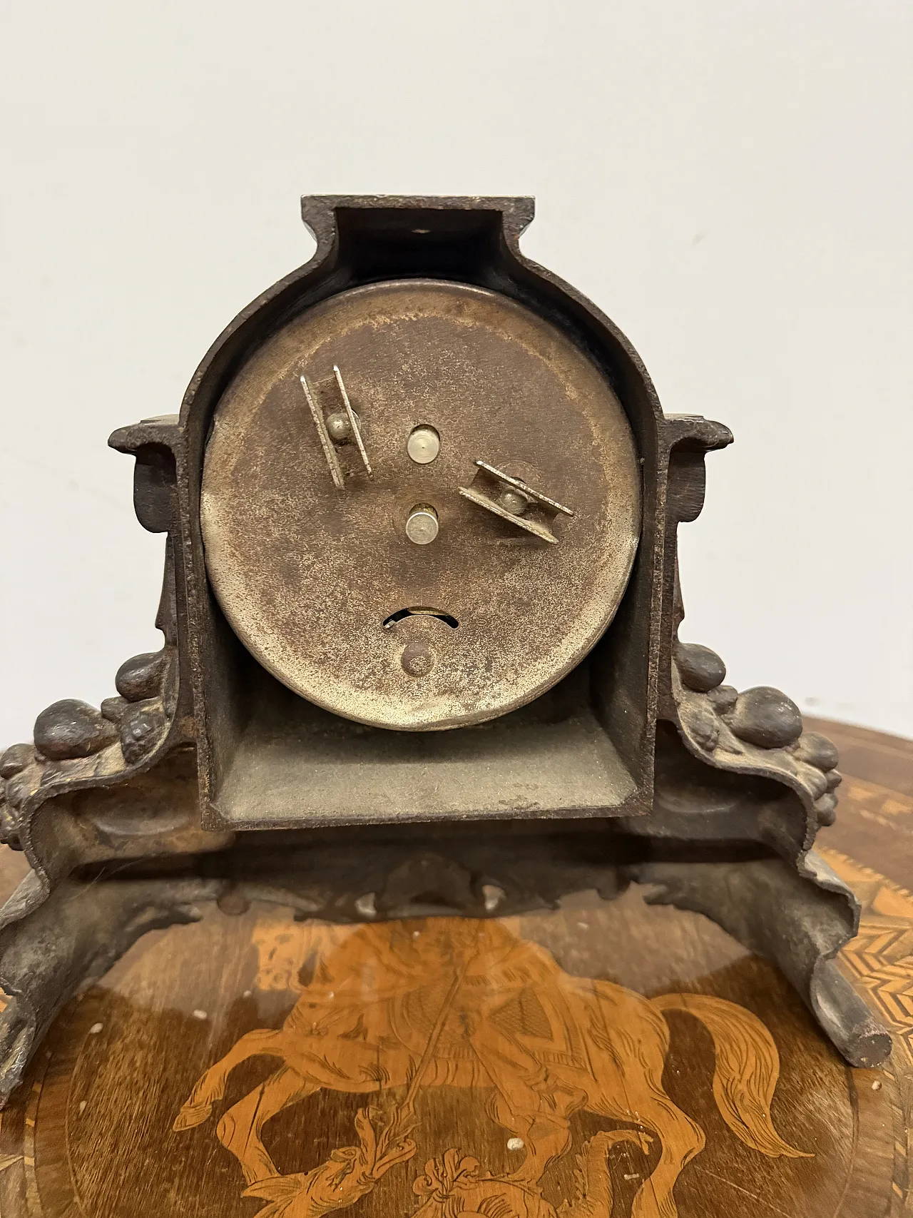 Mantel clock in cast iron, 1940s 3