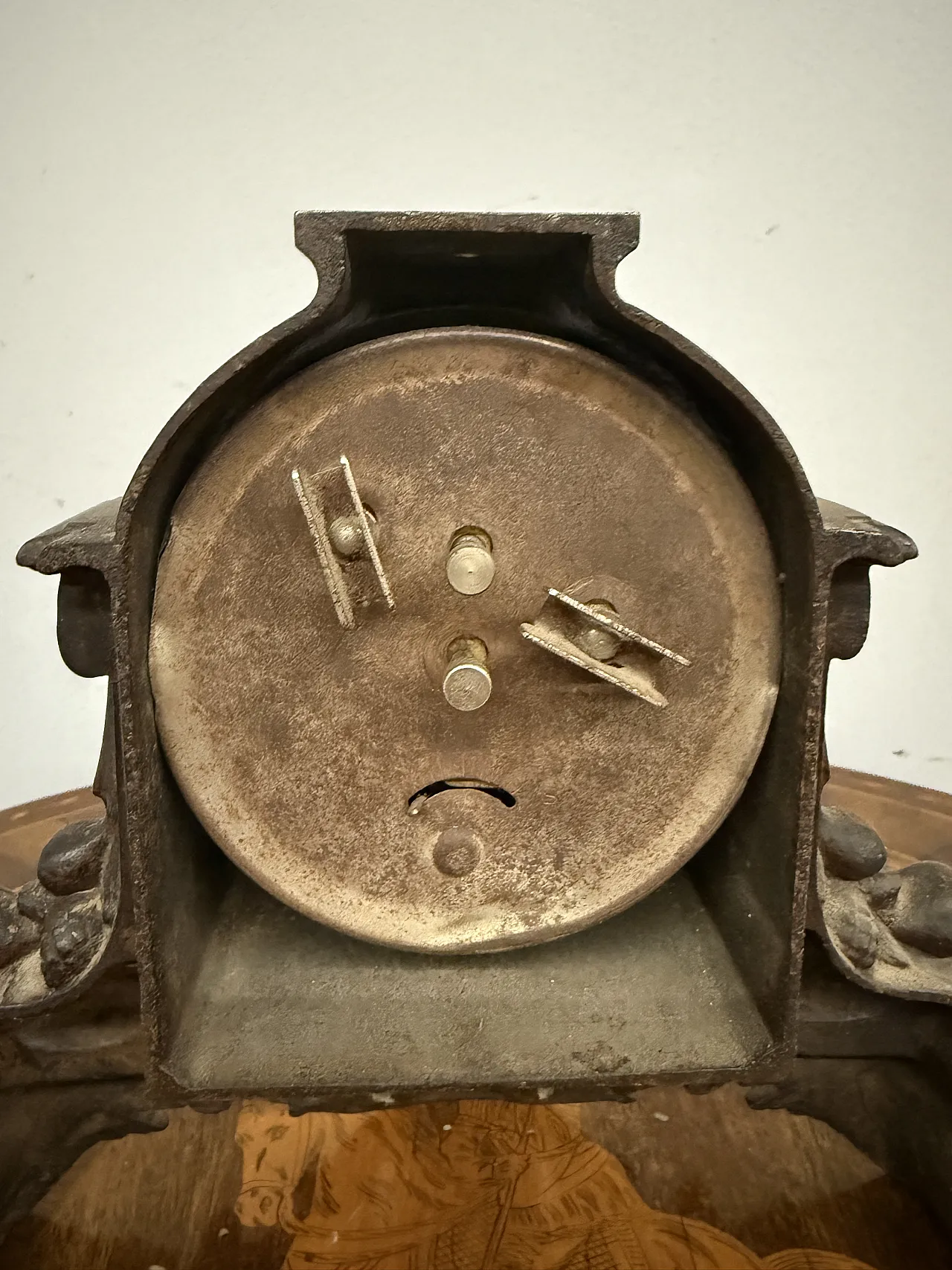 Mantel clock in cast iron, 1940s 4