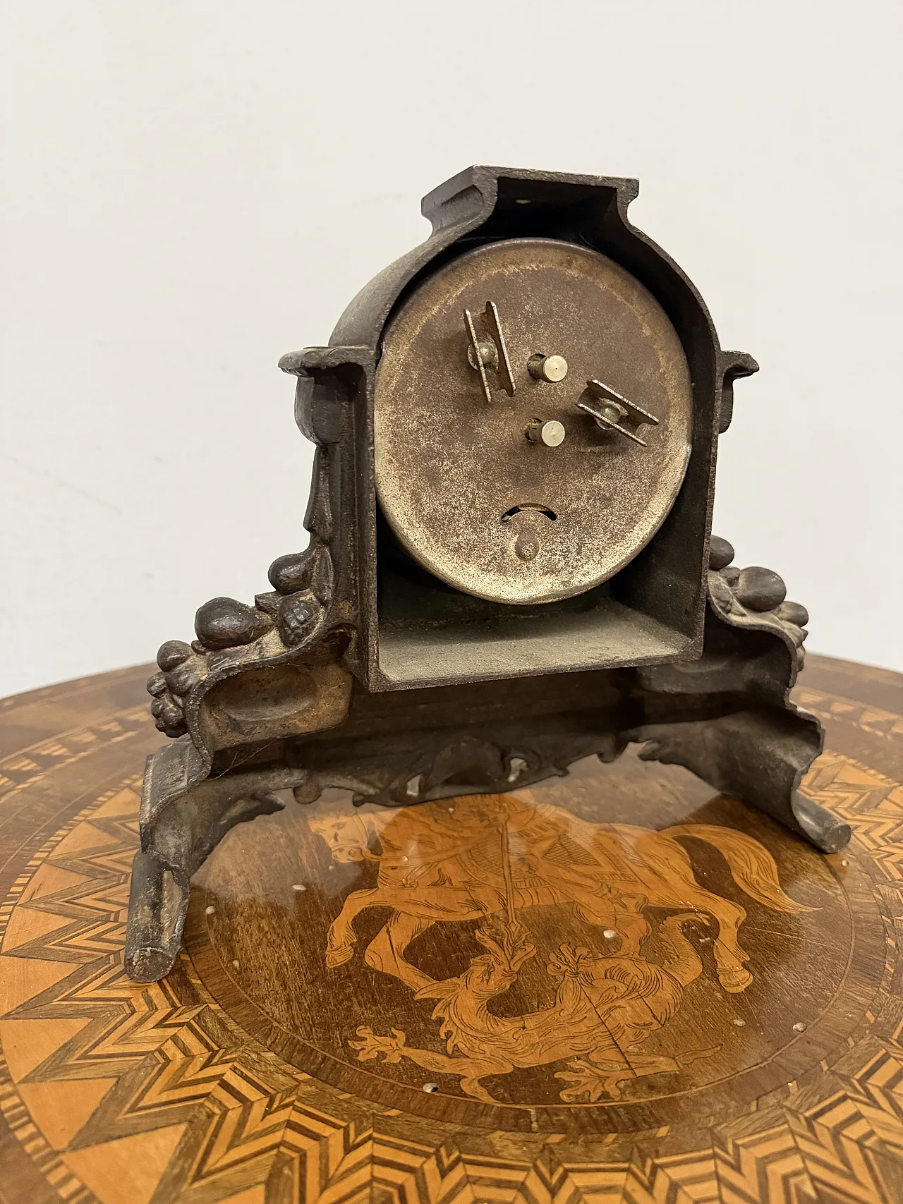 Mantel clock in cast iron, 1940s 5