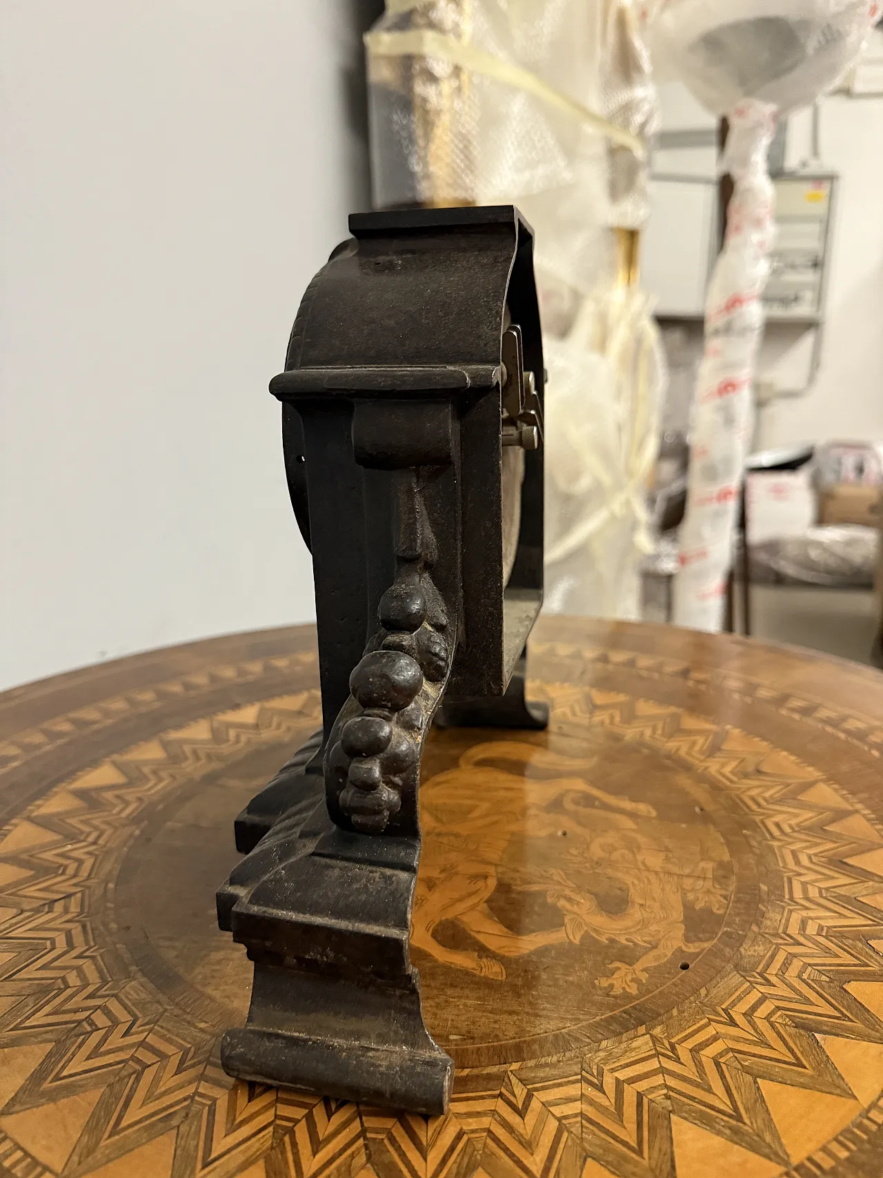 Mantel clock in cast iron, 1940s 6
