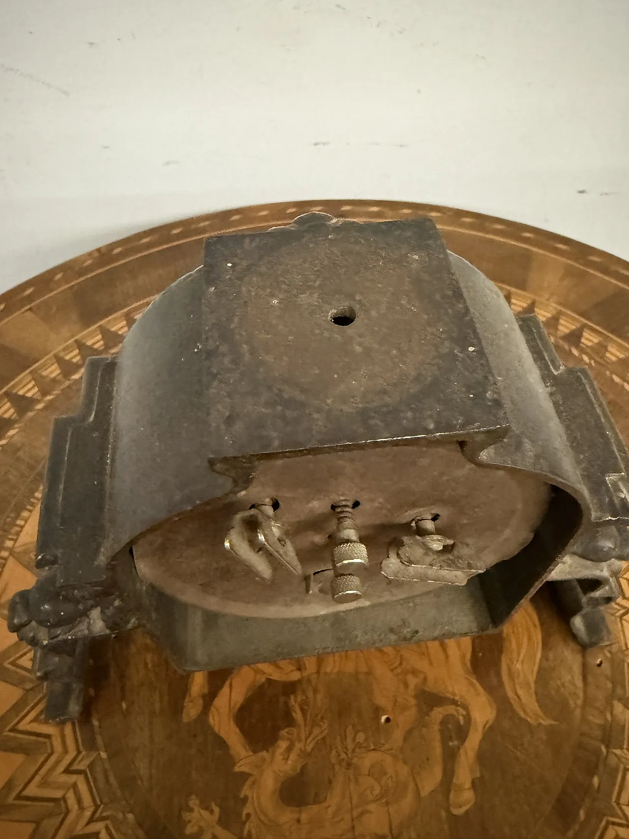 Mantel clock in cast iron, 1940s 7