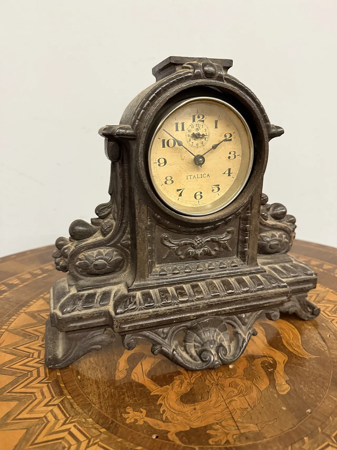 Mantel clock in cast iron, 1940s 8