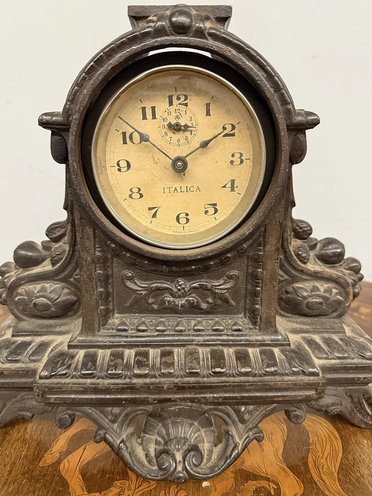 Mantel clock in cast iron, 1940s 9