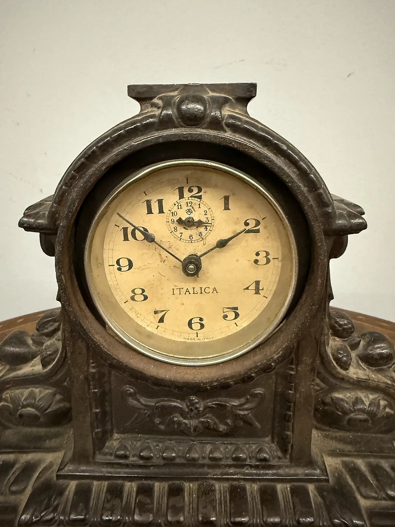 Mantel clock in cast iron, 1940s 10