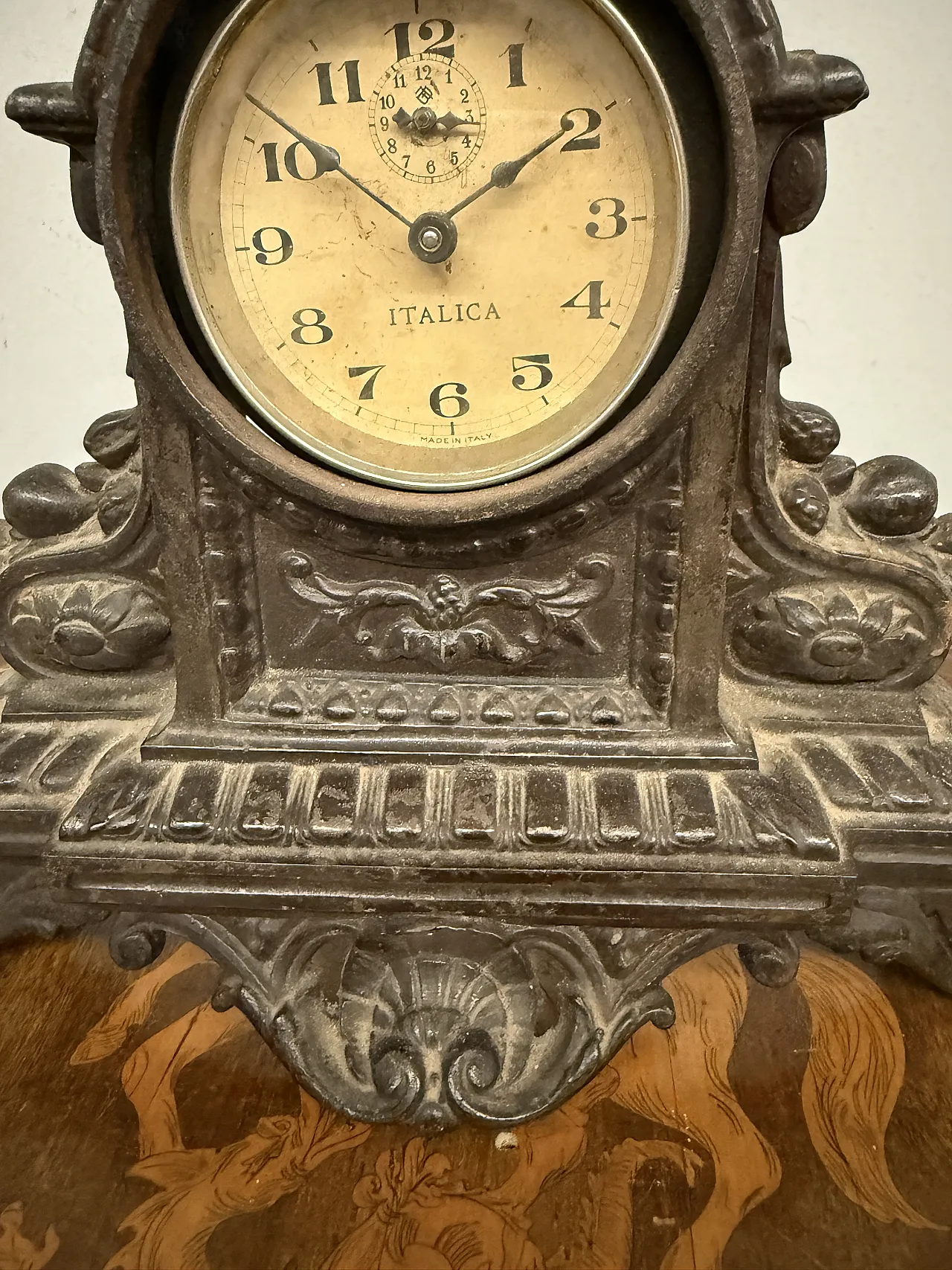 Mantel clock in cast iron, 1940s 11