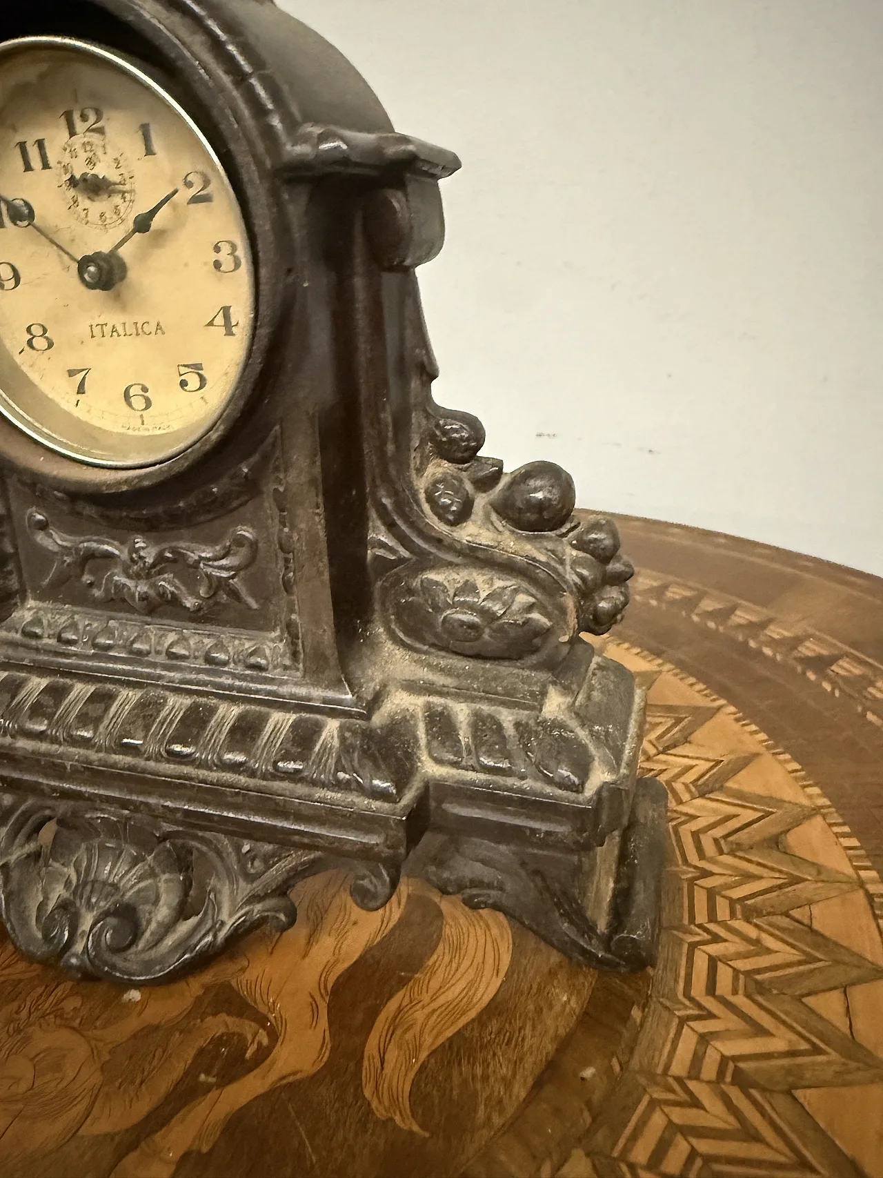Mantel clock in cast iron, 1940s 12