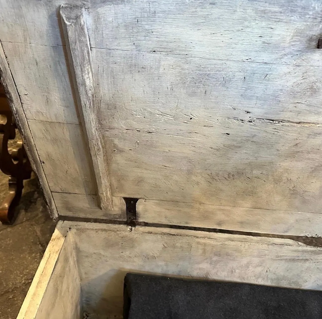 Cassapanca fiorentina in legno laccato bianco e nero, fine '800 13