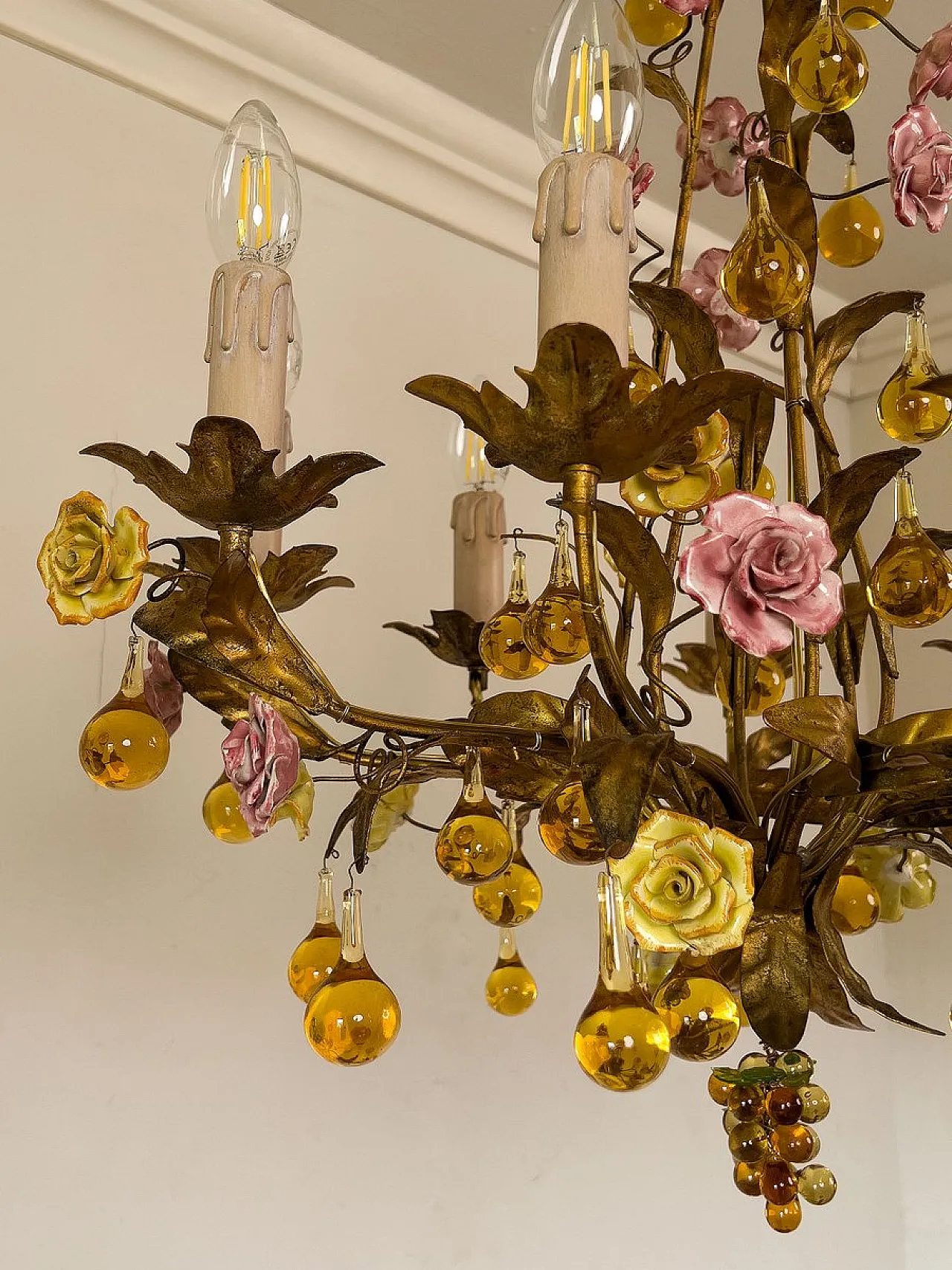 Lampada floreale in ferro dorato, ceramica e vetro di Murano, anni '60 3