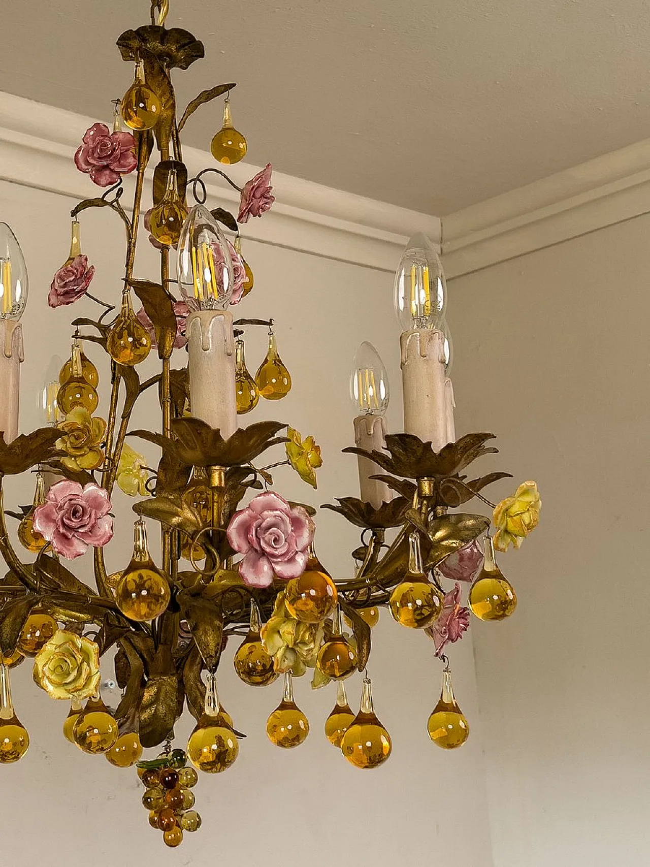 Lampada floreale in ferro dorato, ceramica e vetro di Murano, anni '60 4