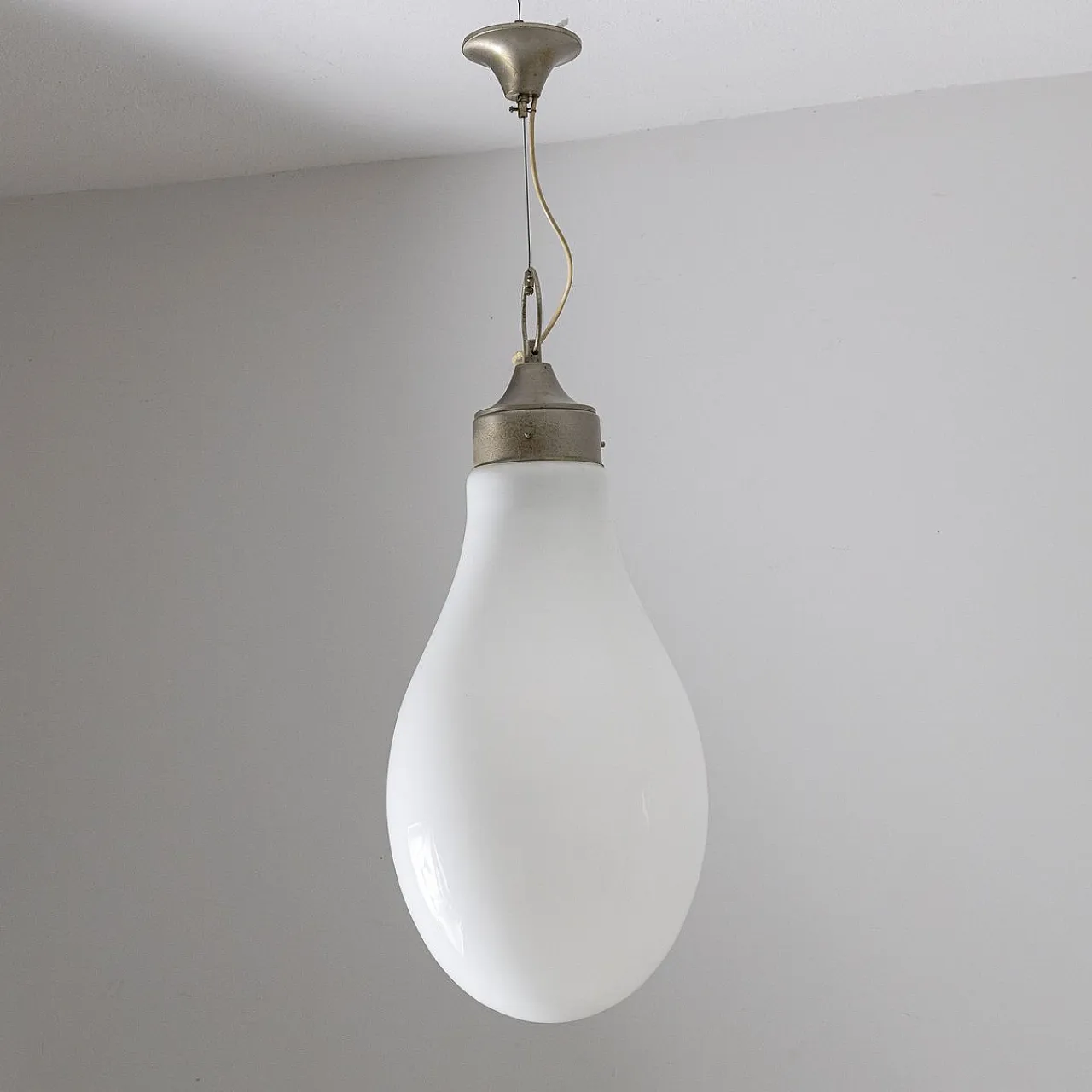 Lampada a sospensione in vetro opalino, anni '60 1