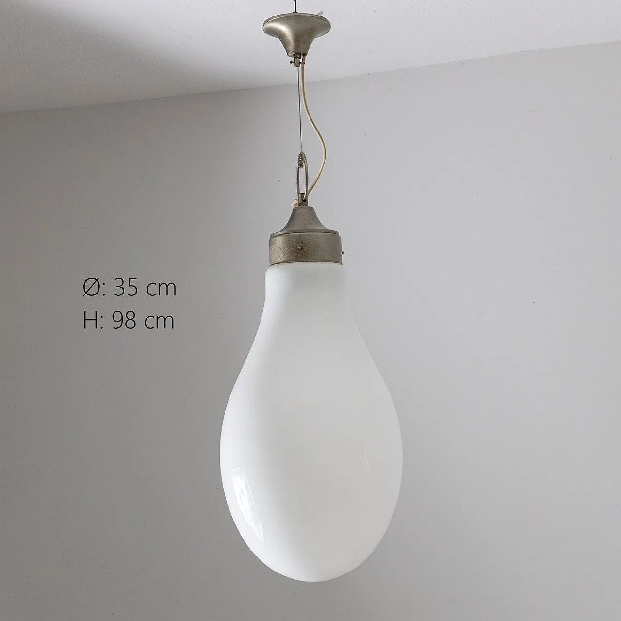 Lampada a sospensione in vetro opalino, anni '60 2