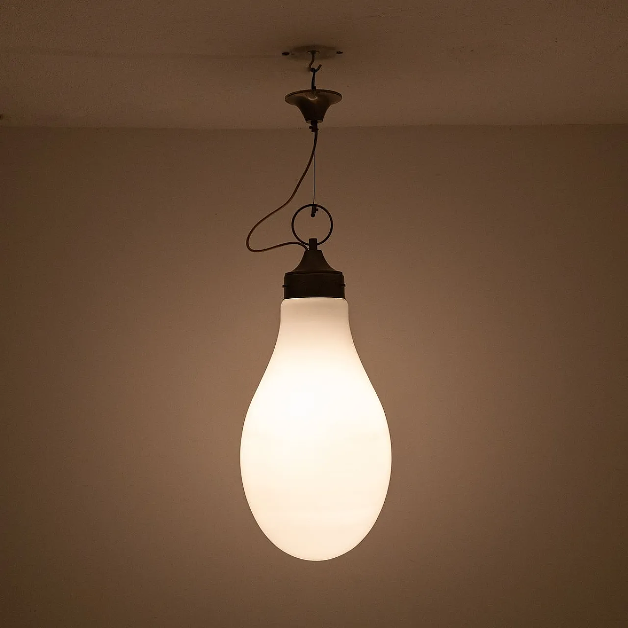 Lampada a sospensione in vetro opalino, anni '60 3