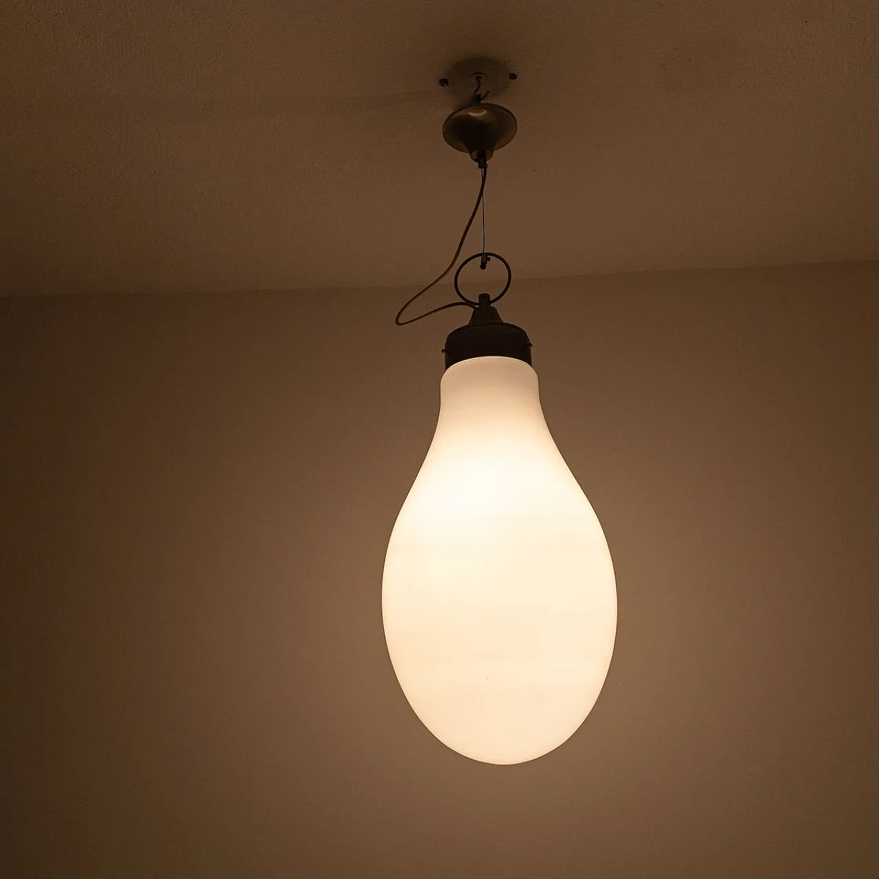 Lampada a sospensione in vetro opalino, anni '60 4