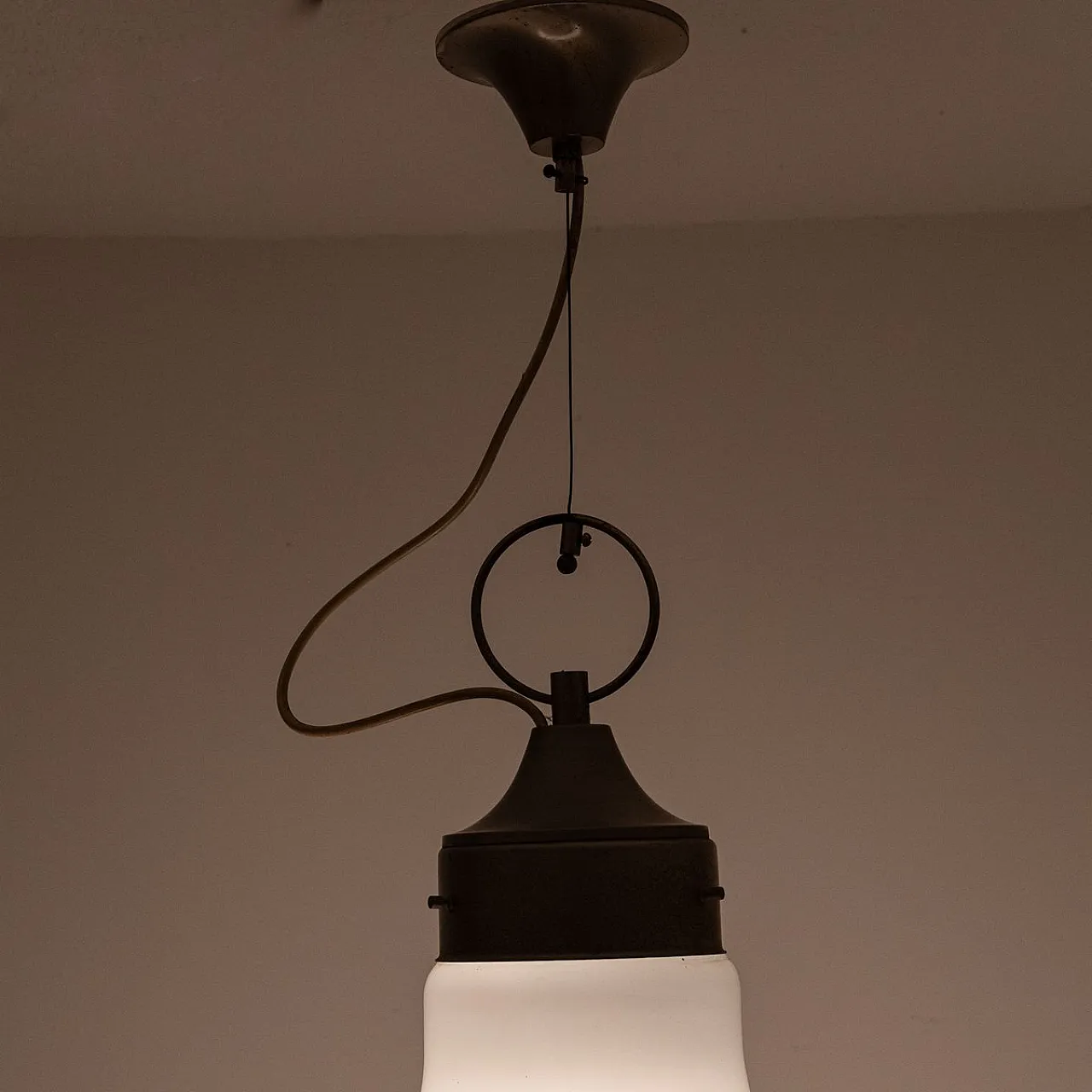 Lampada a sospensione in vetro opalino, anni '60 5