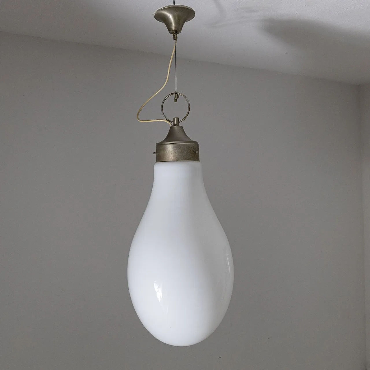 Lampada a sospensione in vetro opalino, anni '60 6