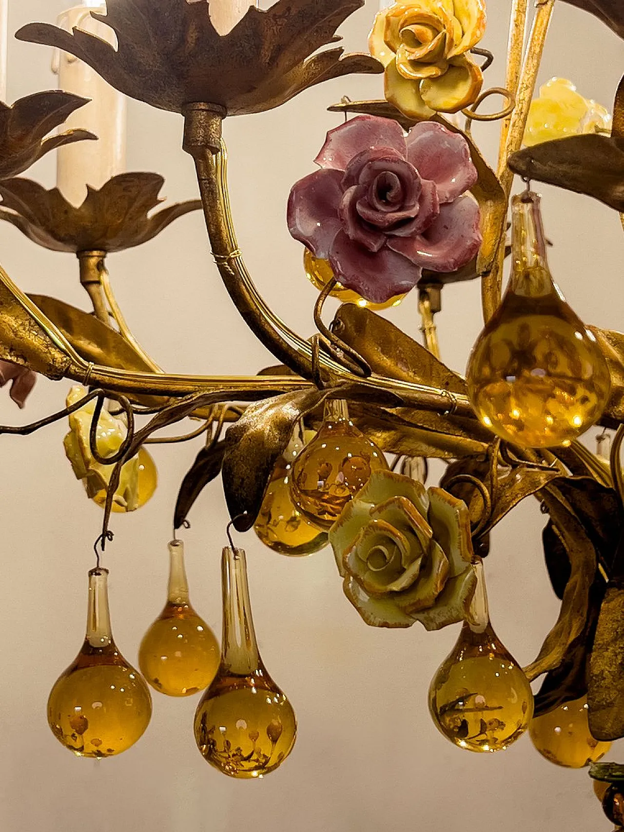 Lampada floreale in ferro dorato, ceramica e vetro di Murano, anni '60 9