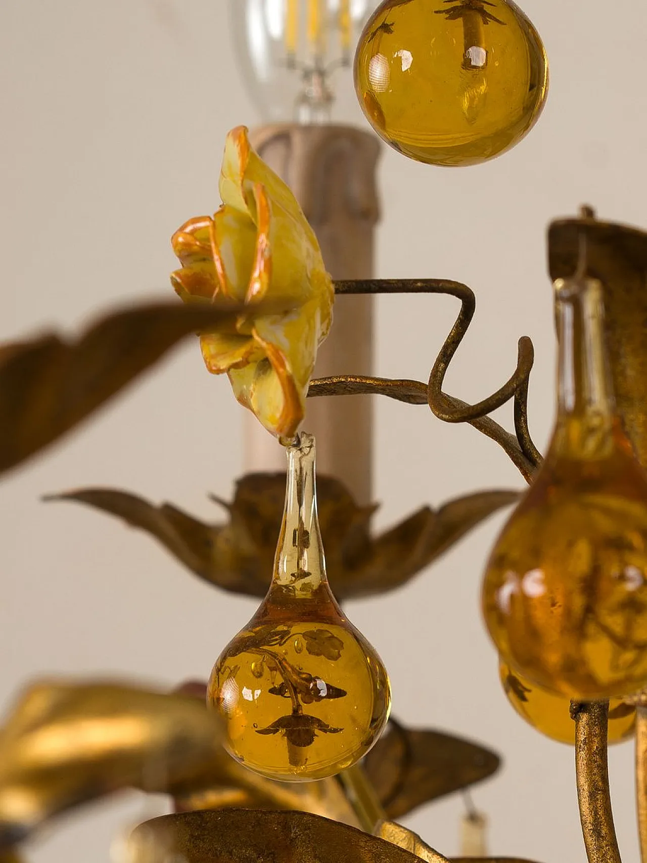 Lampada floreale in ferro dorato, ceramica e vetro di Murano, anni '60 10