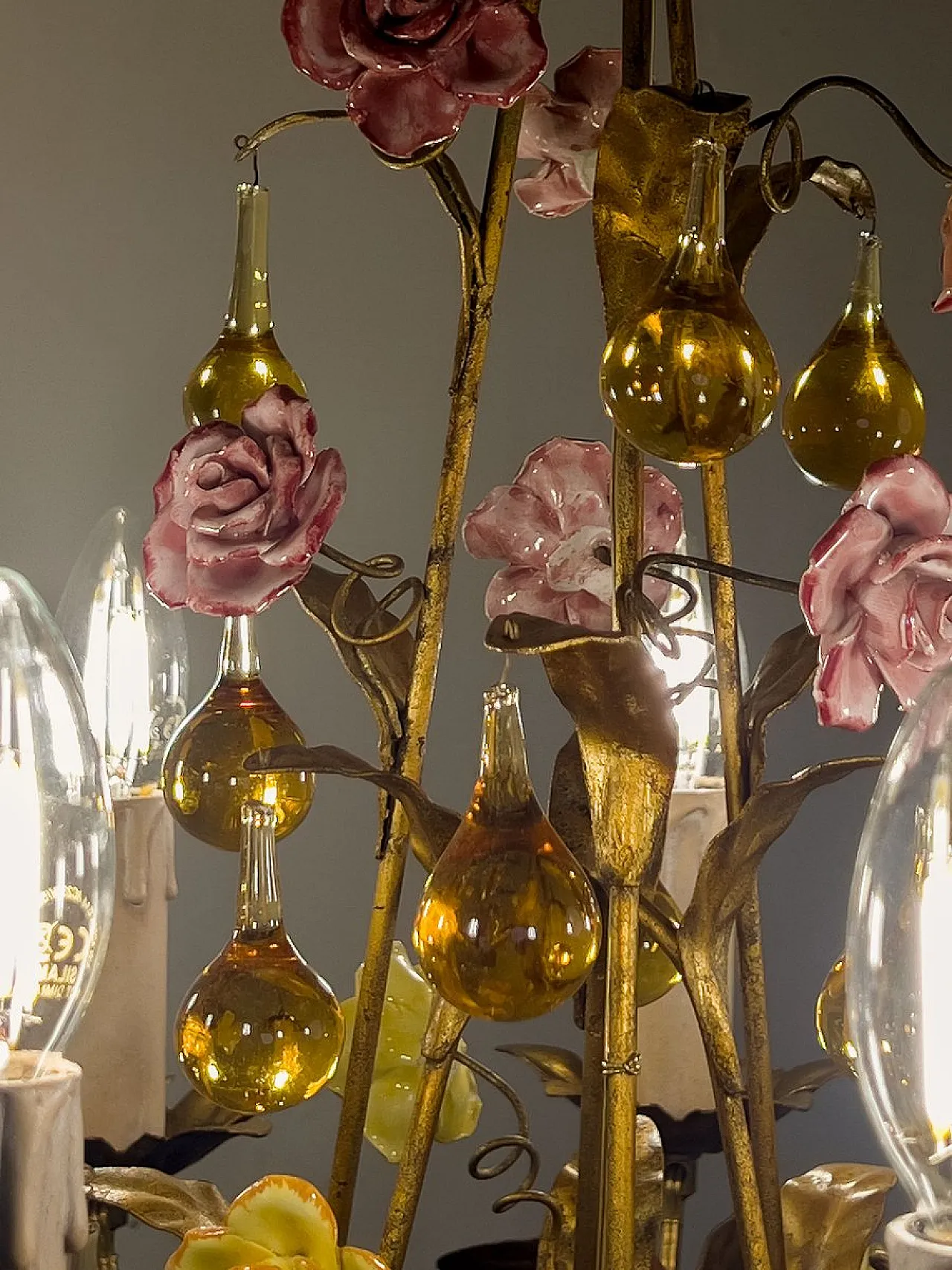 Lampada floreale in ferro dorato, ceramica e vetro di Murano, anni '60 11