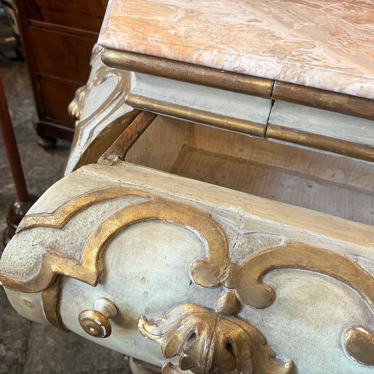 Comò veneziano barocco in legno laccato e dorato e marmo, '700 3