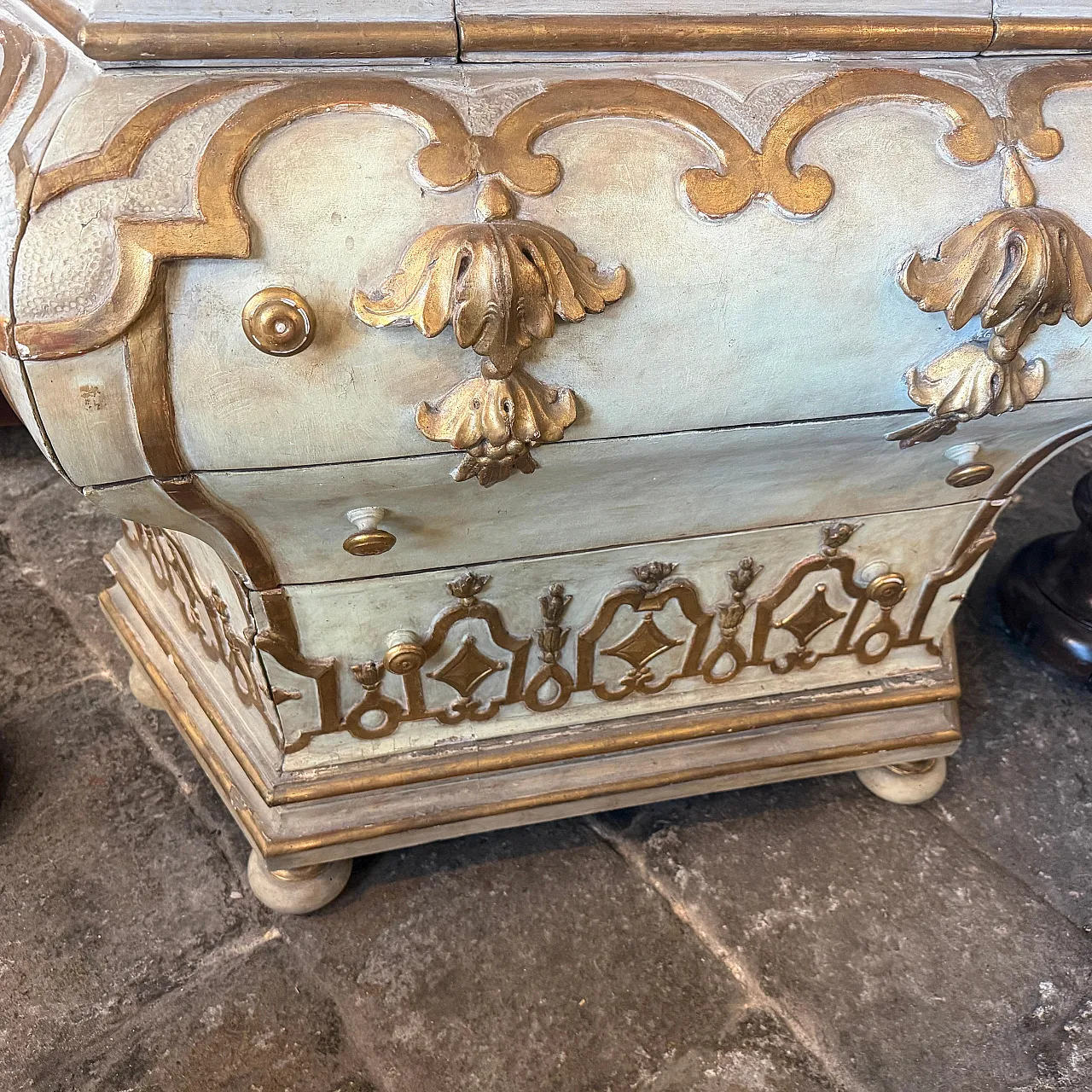 Comò veneziano barocco in legno laccato e dorato e marmo, '700 4