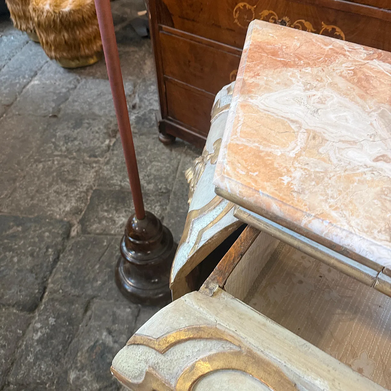 Comò veneziano barocco in legno laccato e dorato e marmo, '700 10
